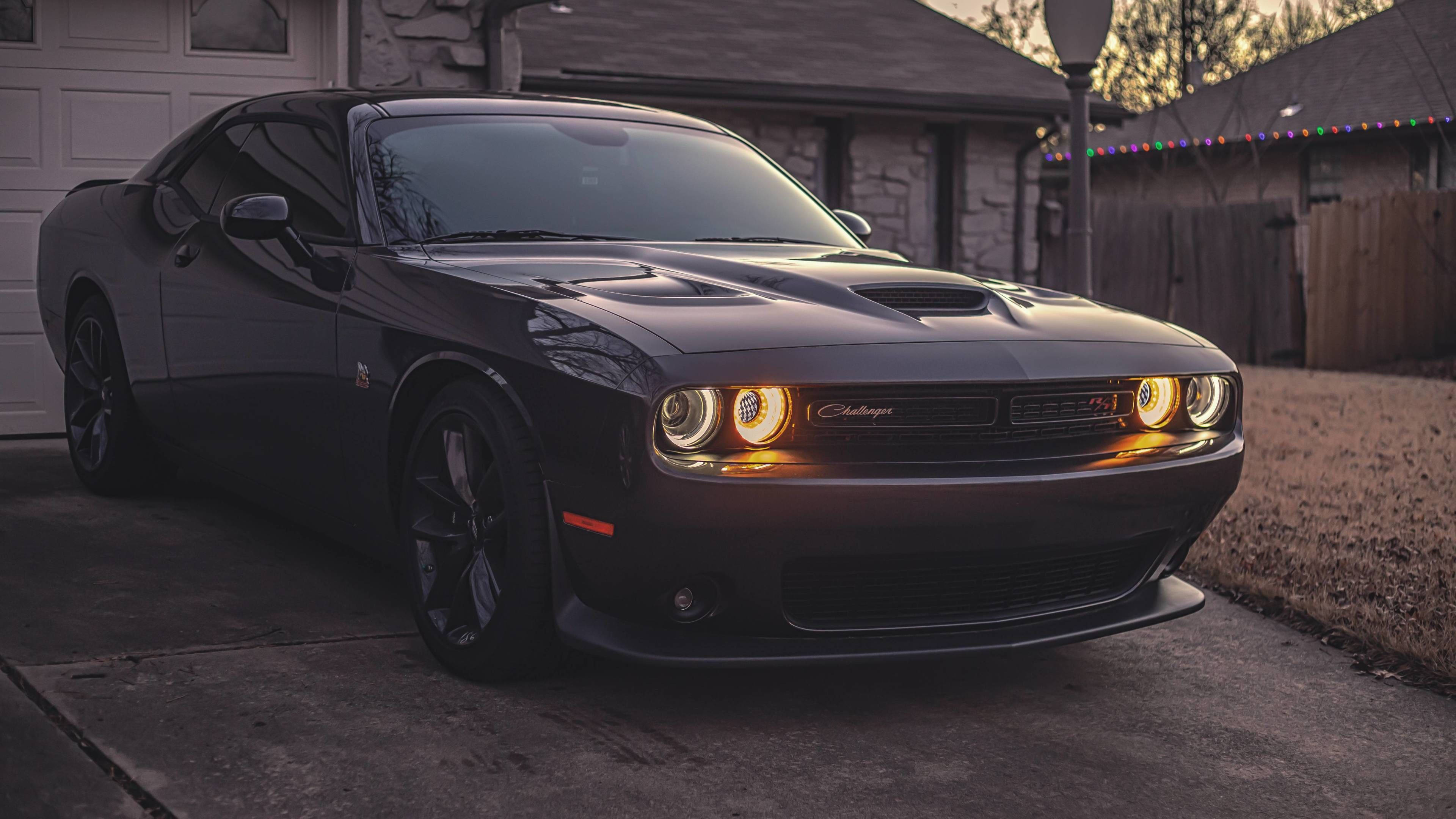 Sort Dodge Challenger Demon 4K foran en garage Wallpapers