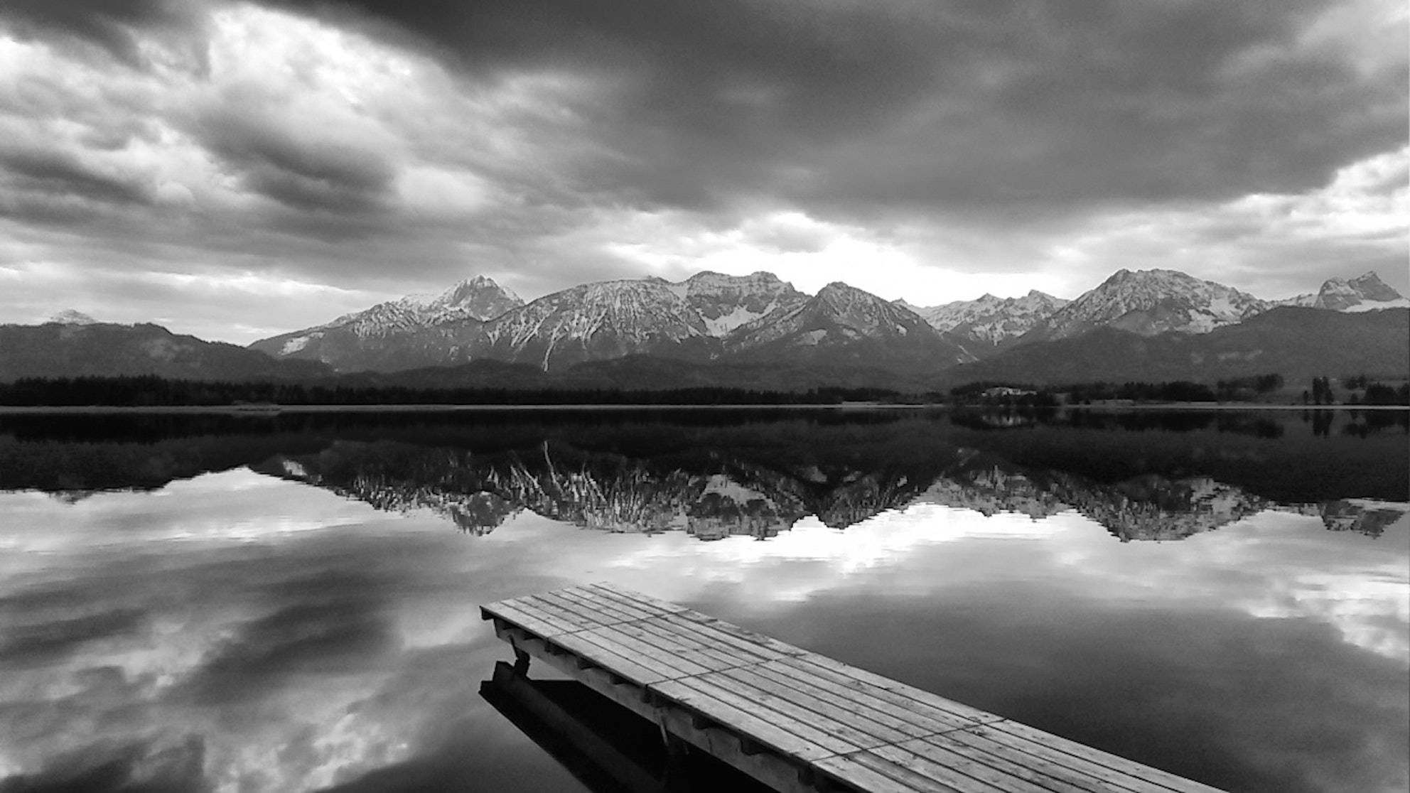Sort/hvid fotografi af sø og bjerg Wallpapers