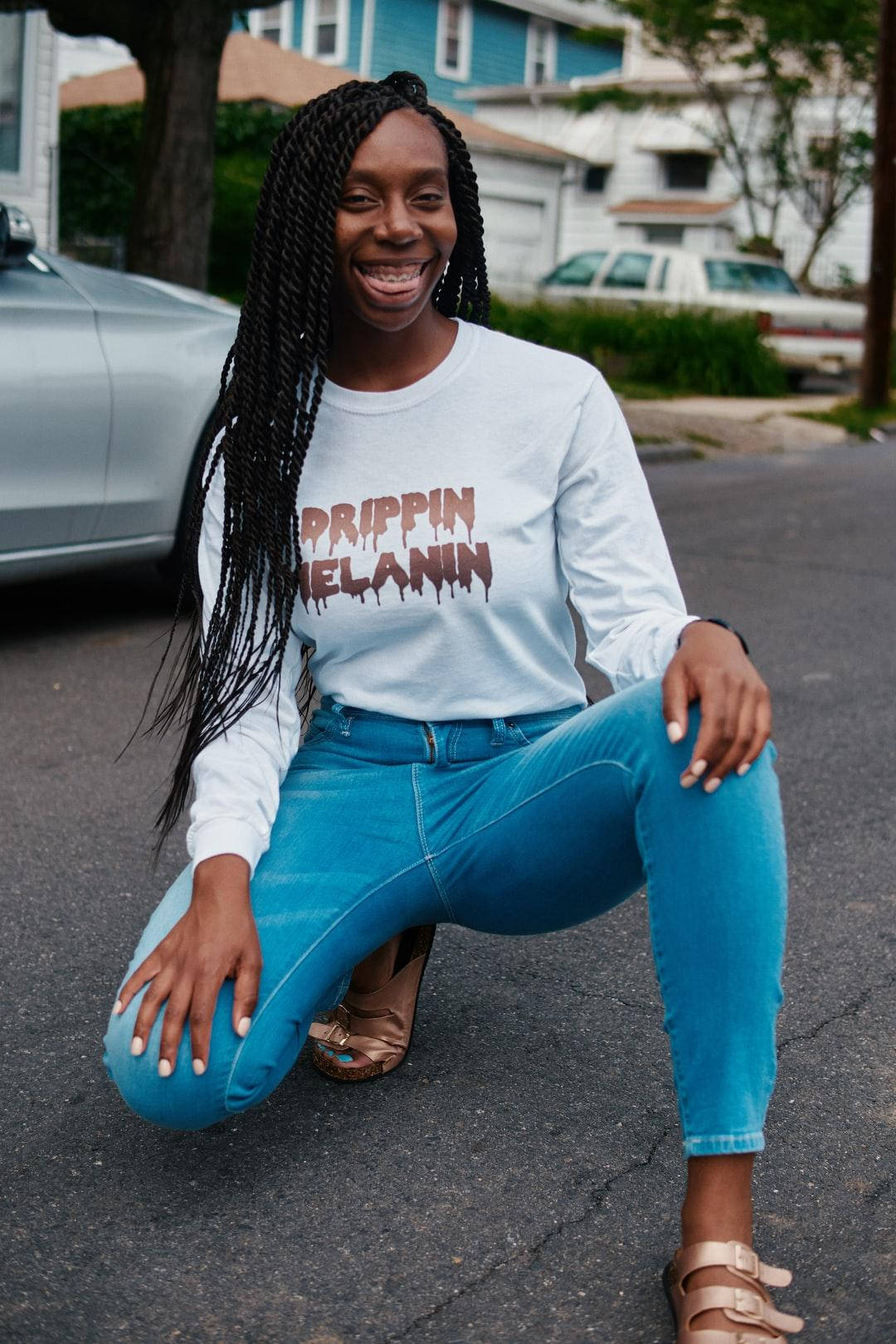 Sort kvinde baddie med Drippin' Melanin trøje Wallpapers