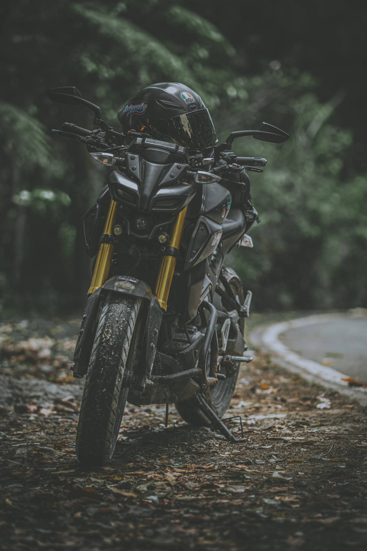 Sort Yamaha MT 15 med gyldne hydrauliske gafler — Æstetisk iPhone Wallpapers