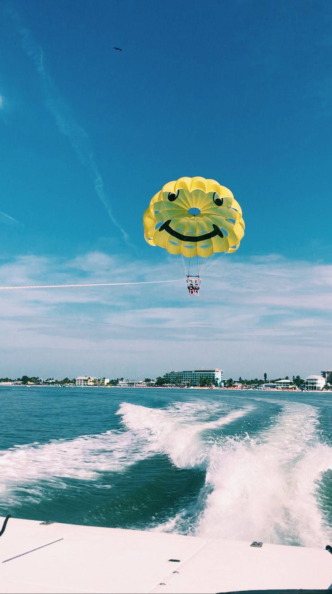 Spændende eventyr på havet - Parasailing bag speedbåd Wallpapers