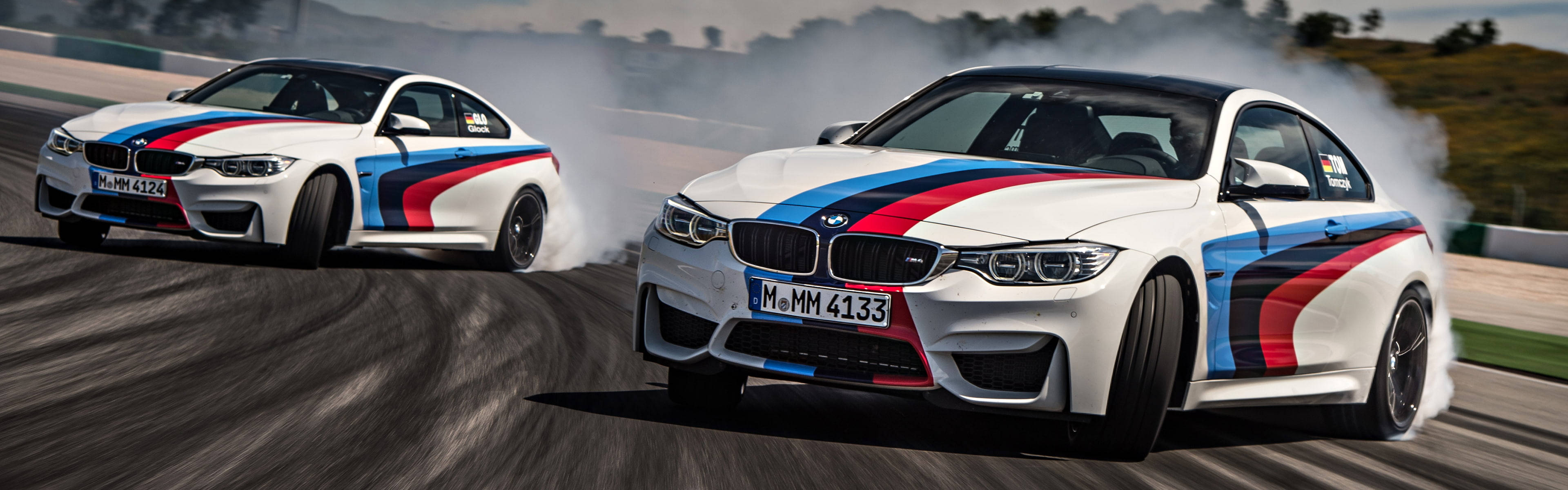 Spændende tur med en BMW M4 Driftbil på banen Wallpapers