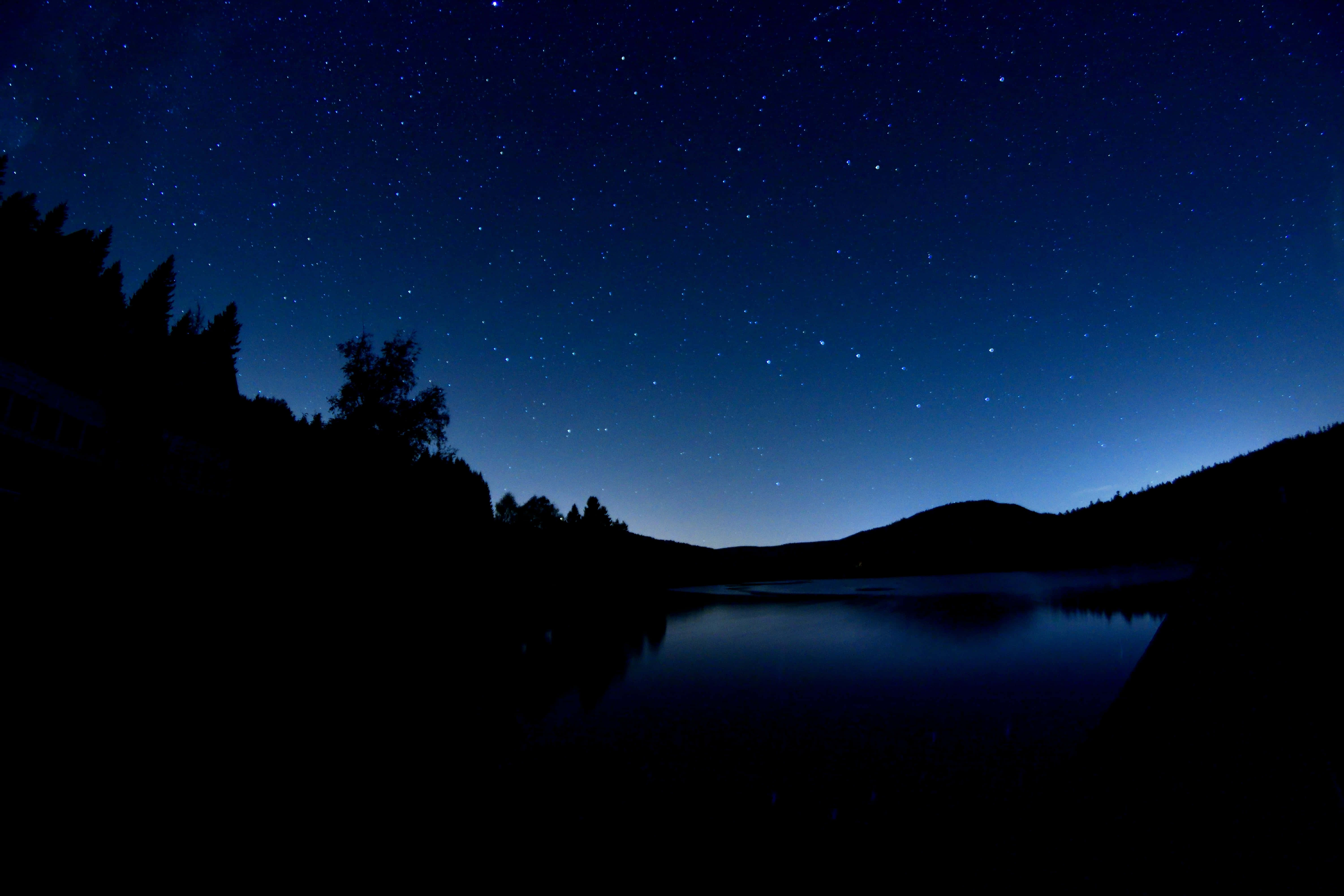 Spejling af en fredfyldt nattehimmel Wallpapers