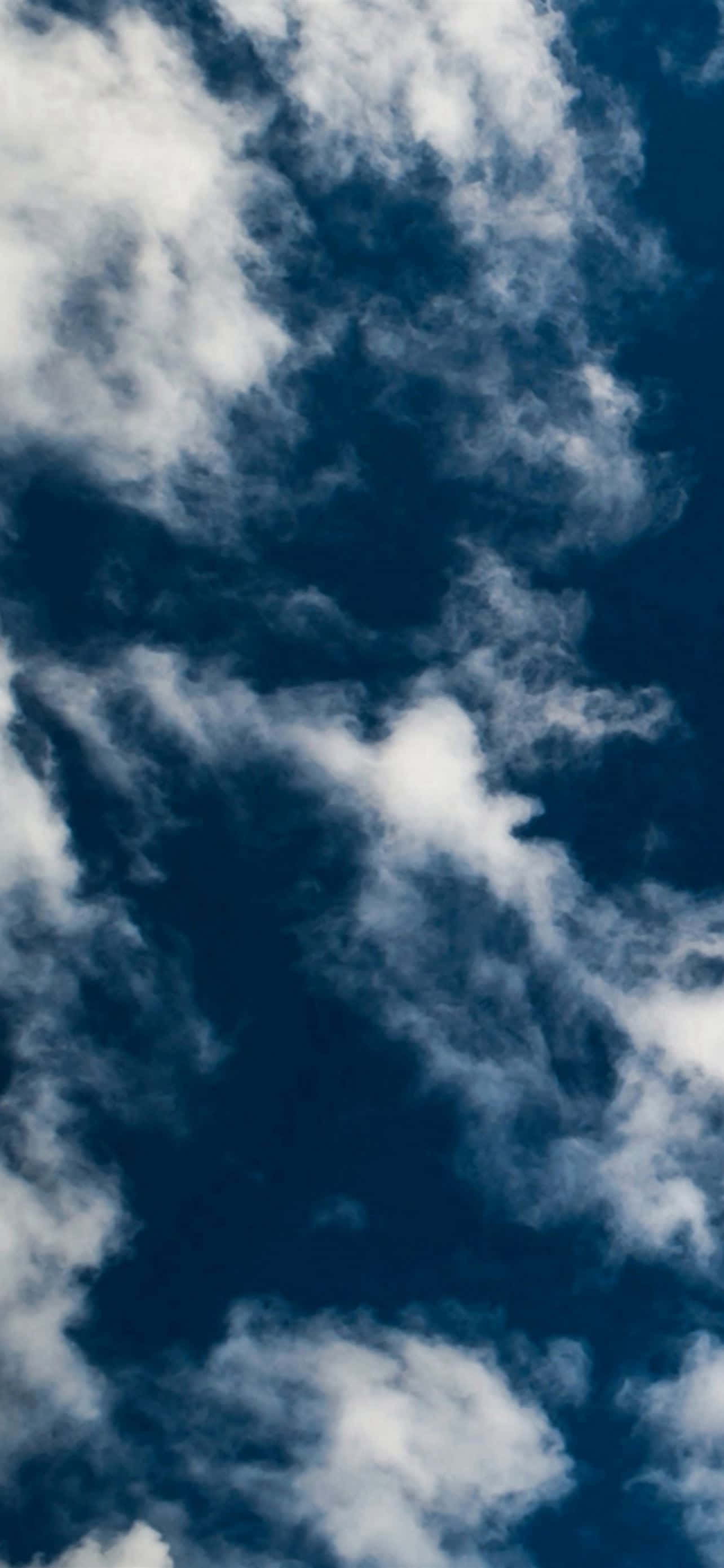 spektakulær udsigt over majestætiske hvide skyer på himlen Wallpapers