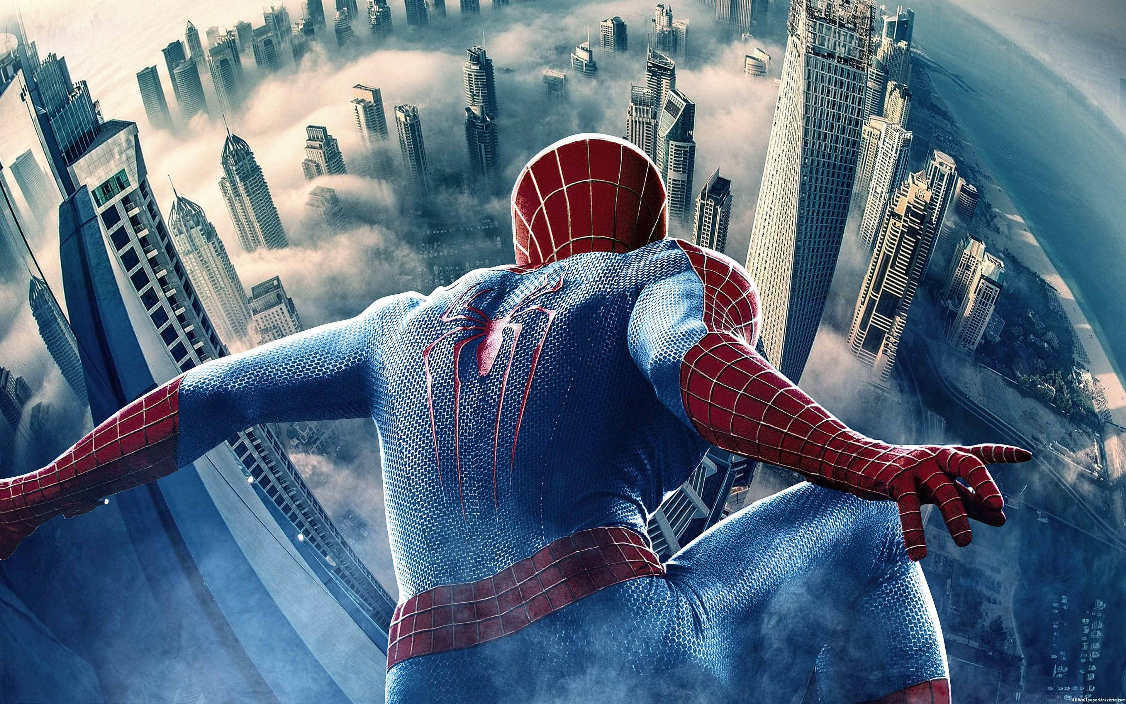 Spider-Man over byens bygninger Wallpapers
