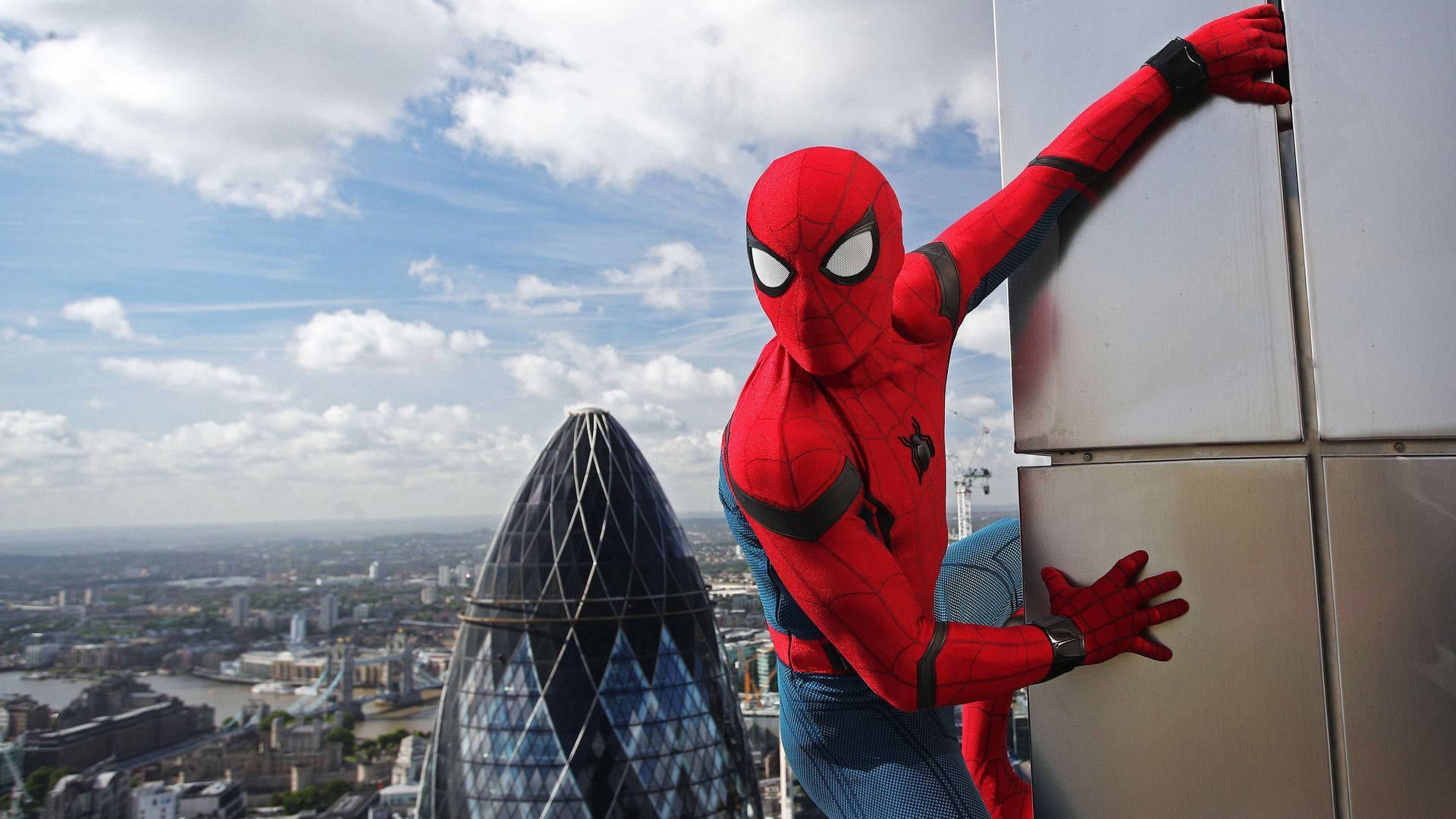 Spider-Man svinger foran Gherkin Tower Wallpapers