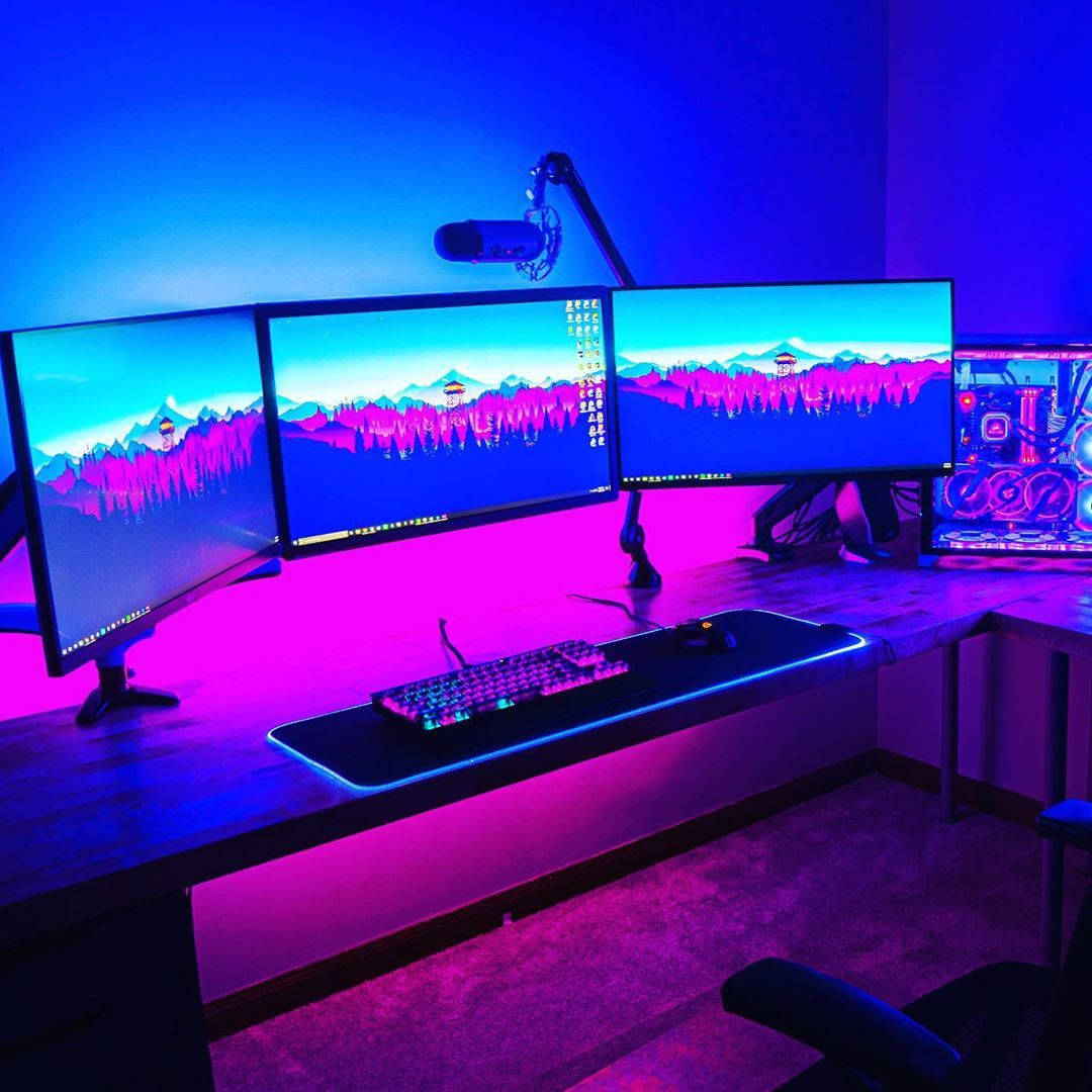 Spillehjørne med tre skærme Wallpapers