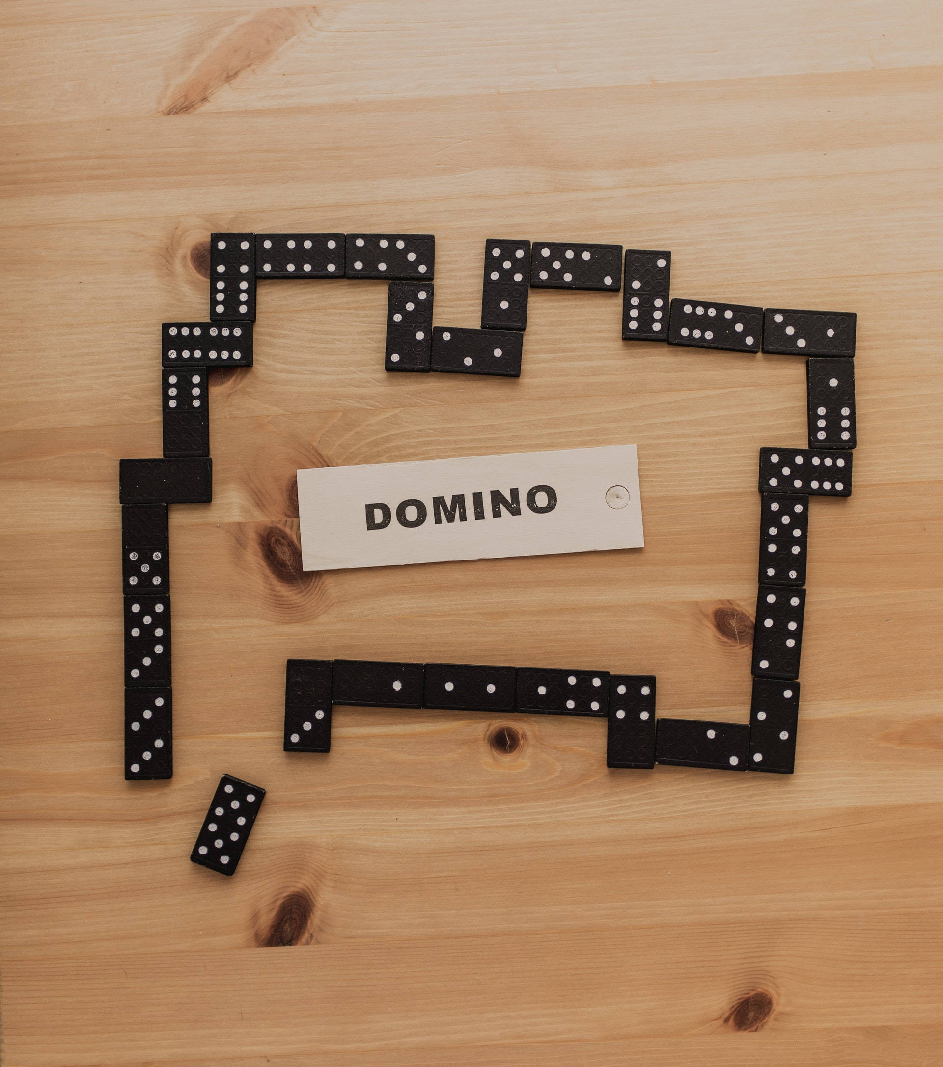Spor af sorte dominobrikker Wallpapers