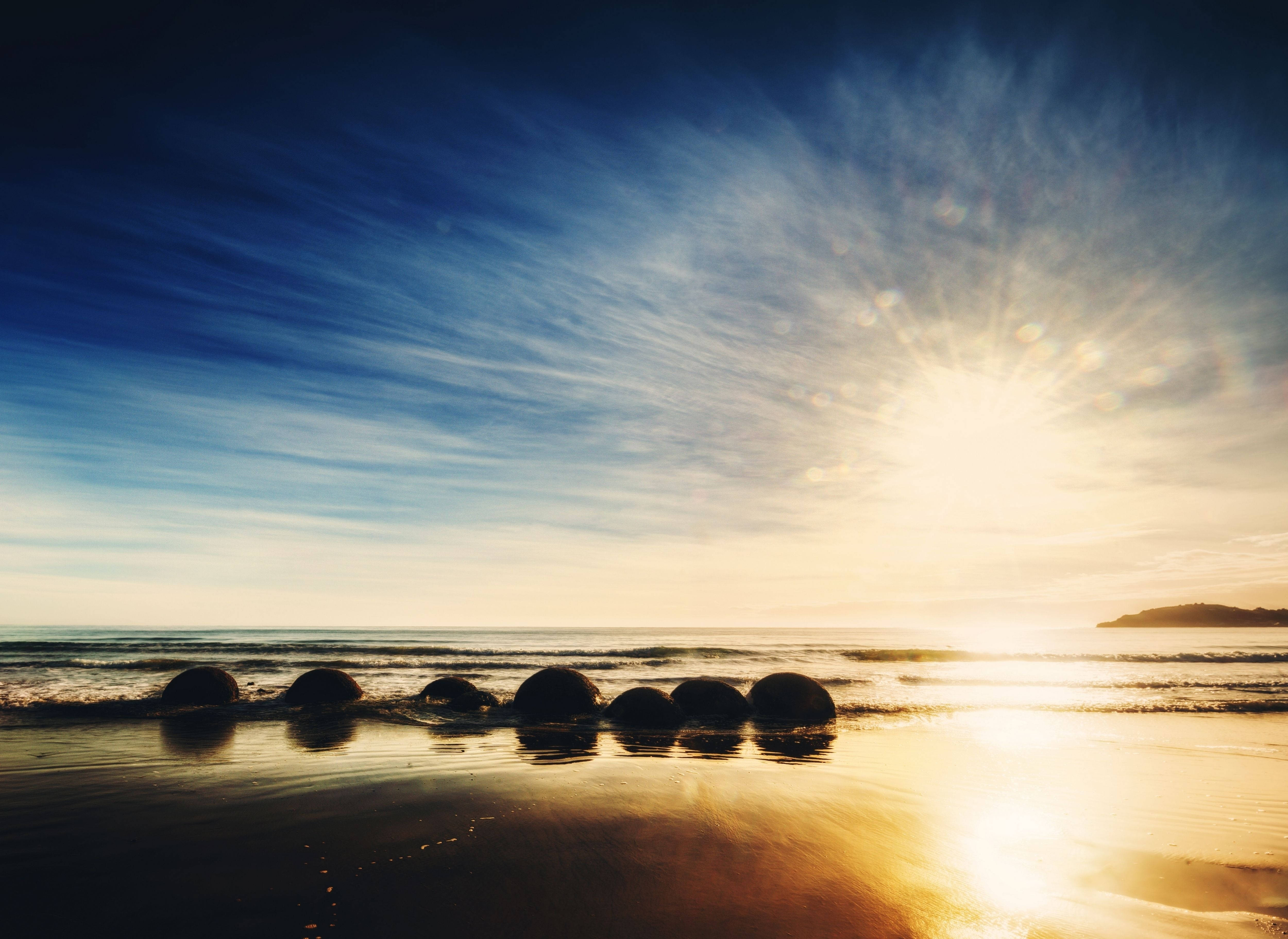 Stå op med solen på Moeraki Boulders Beach Wallpapers