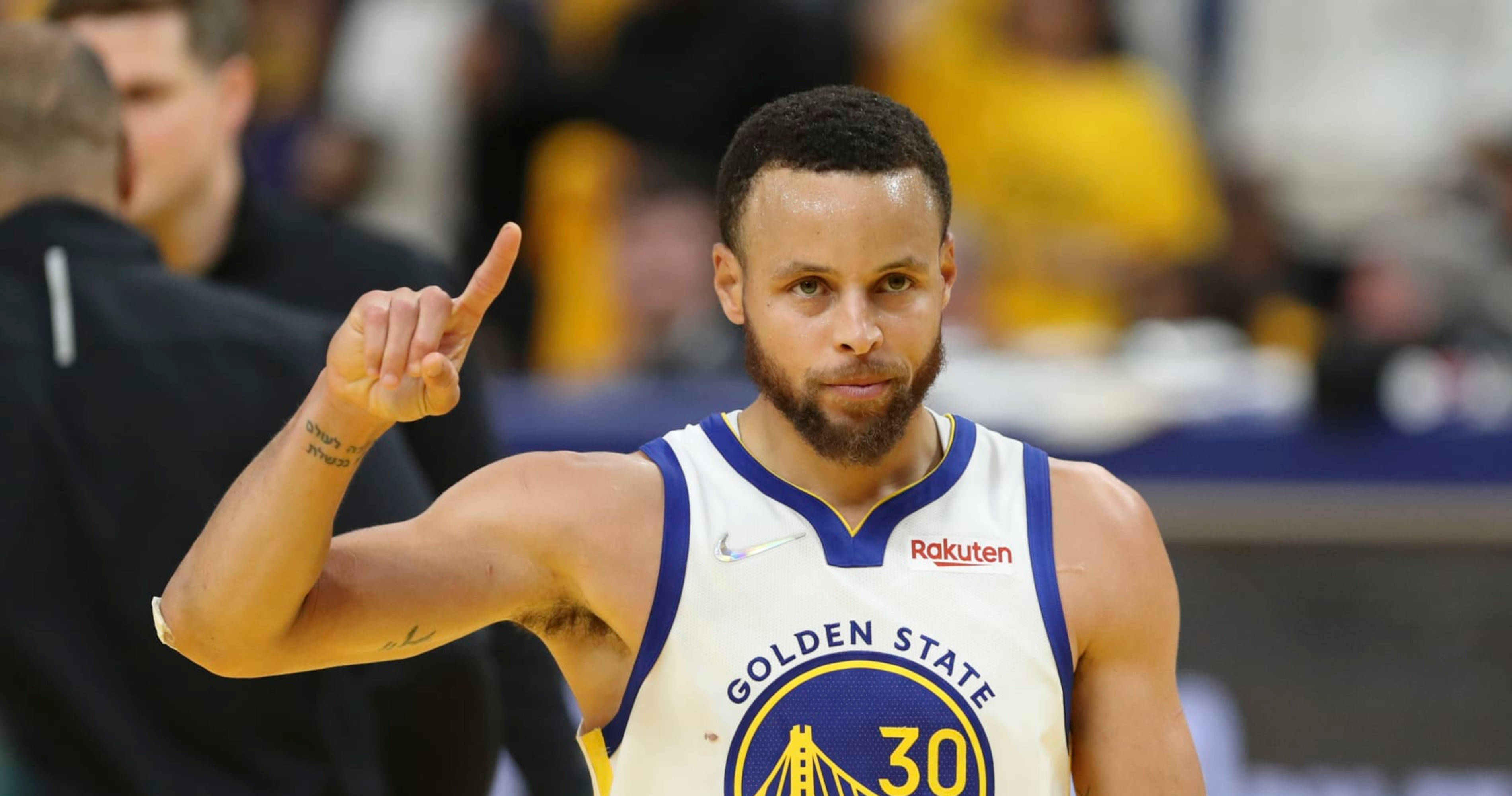 Steph Curry peger op med højre hånd Wallpapers