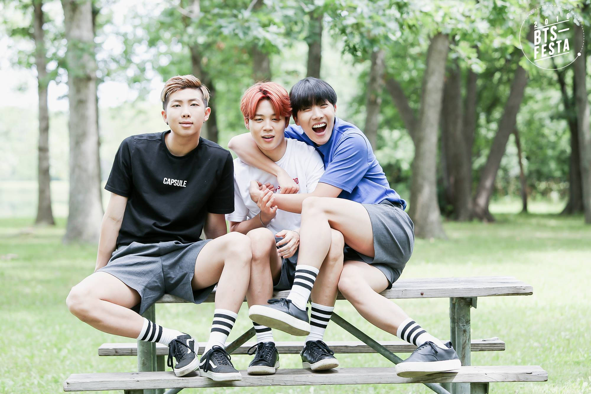 Æstetisk BTS-trio på parkbænk Wallpapers
