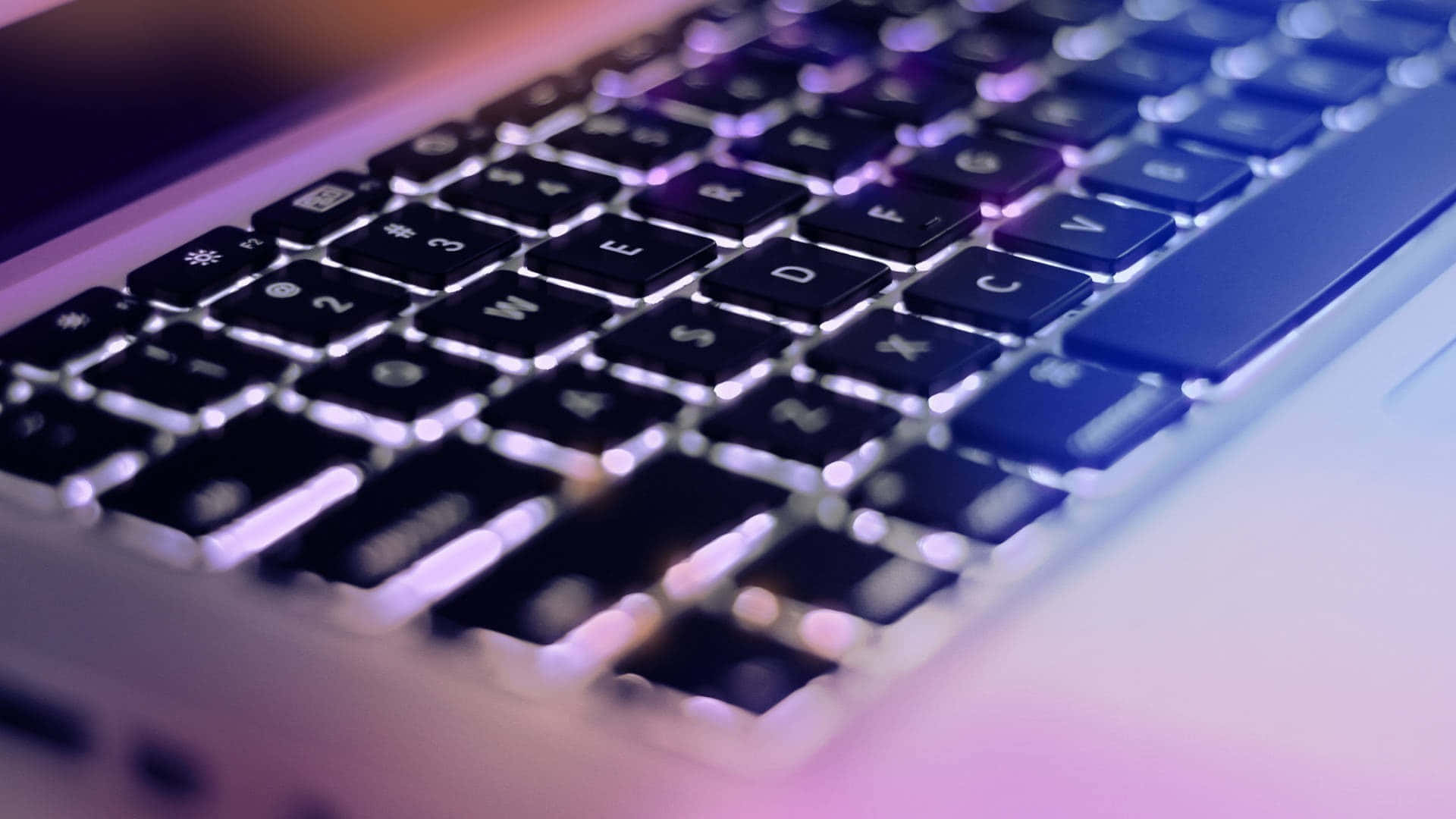 Æstetisk MacBook ligger åben, klar til brug. Wallpapers