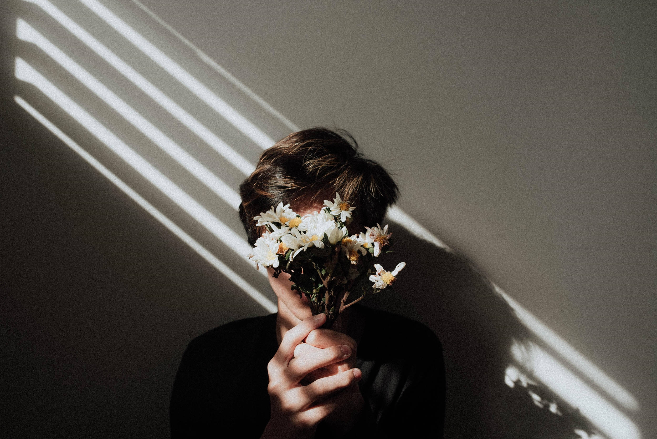 Æstetisk mand med blomster til skrivebord Wallpapers