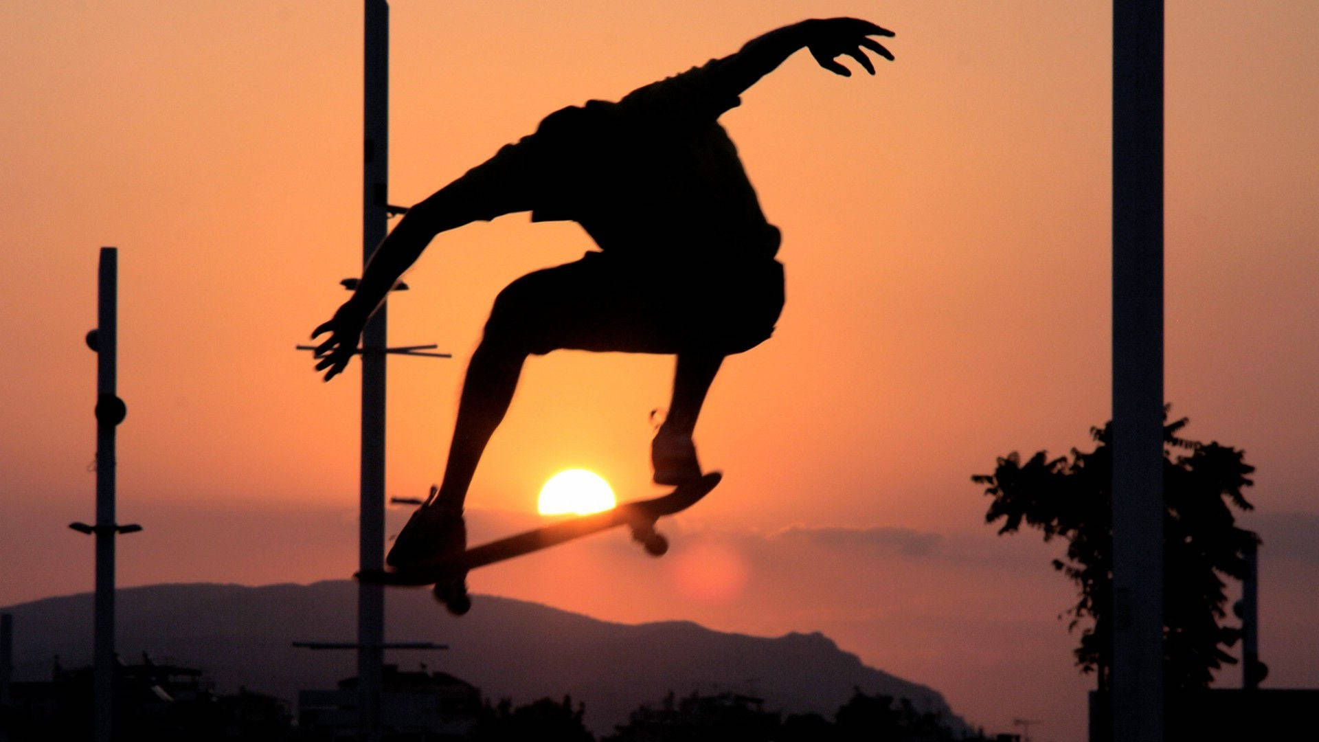 Æstetisk skaterdreng med solnedgang Wallpapers