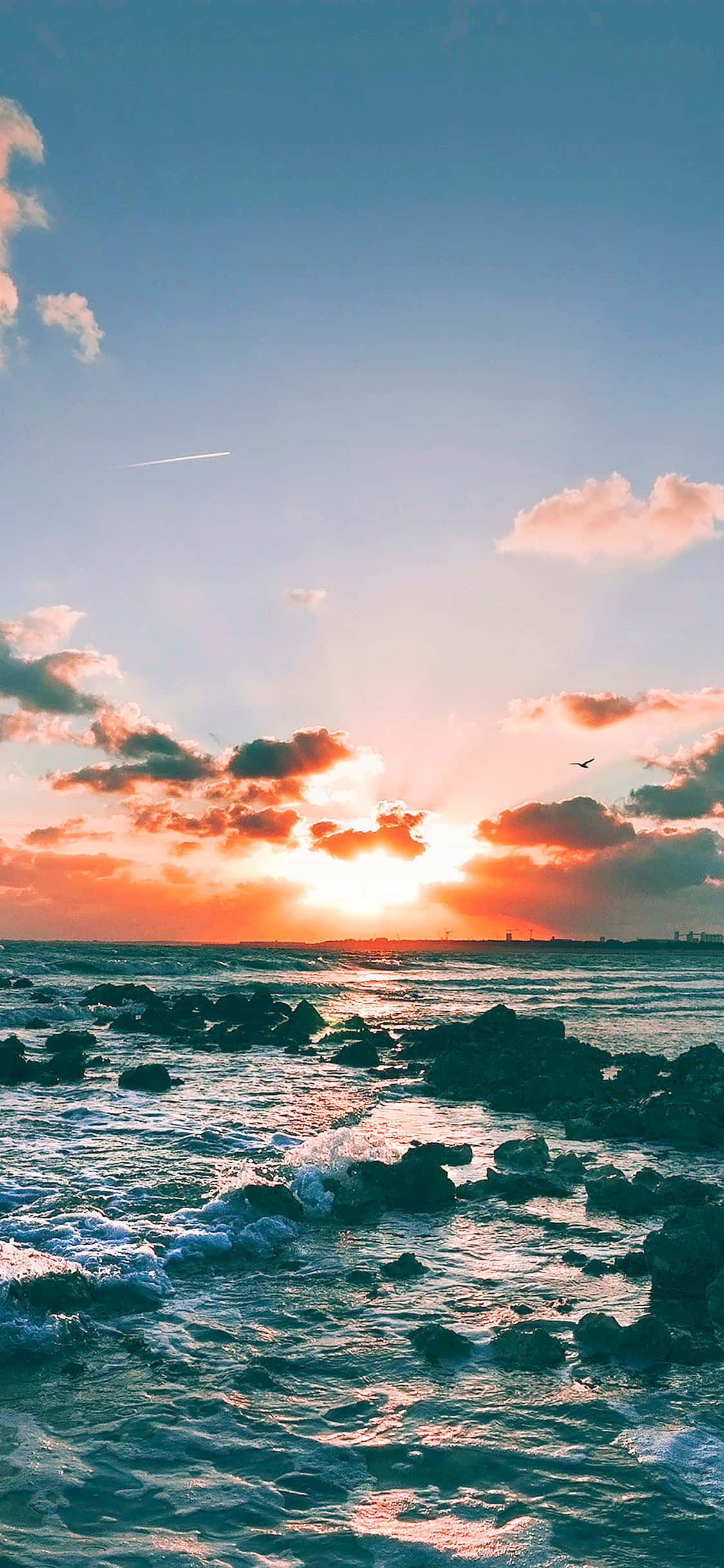 Strålende solnedgangssky over et roligt hav Wallpapers