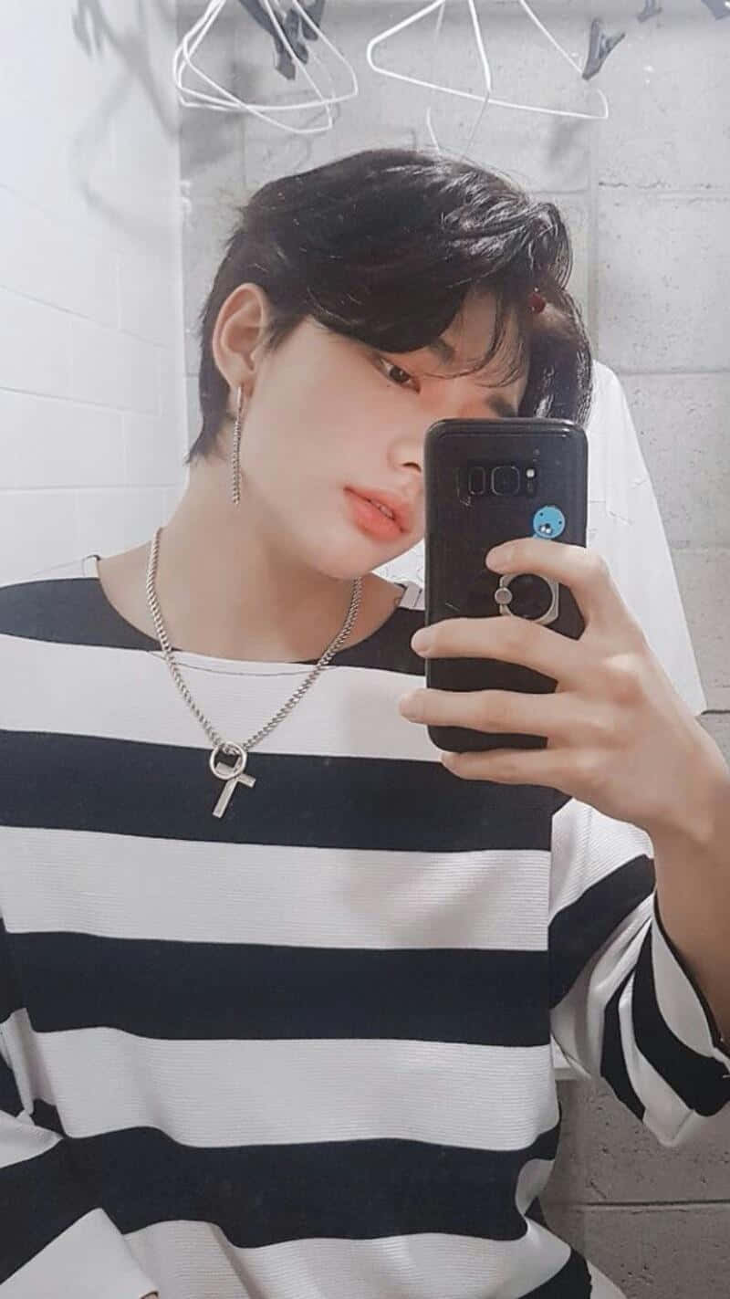 Sydkoreansk Rapper Hyunjin Sort Og Hvid Stribet Skjorte Wallpapers