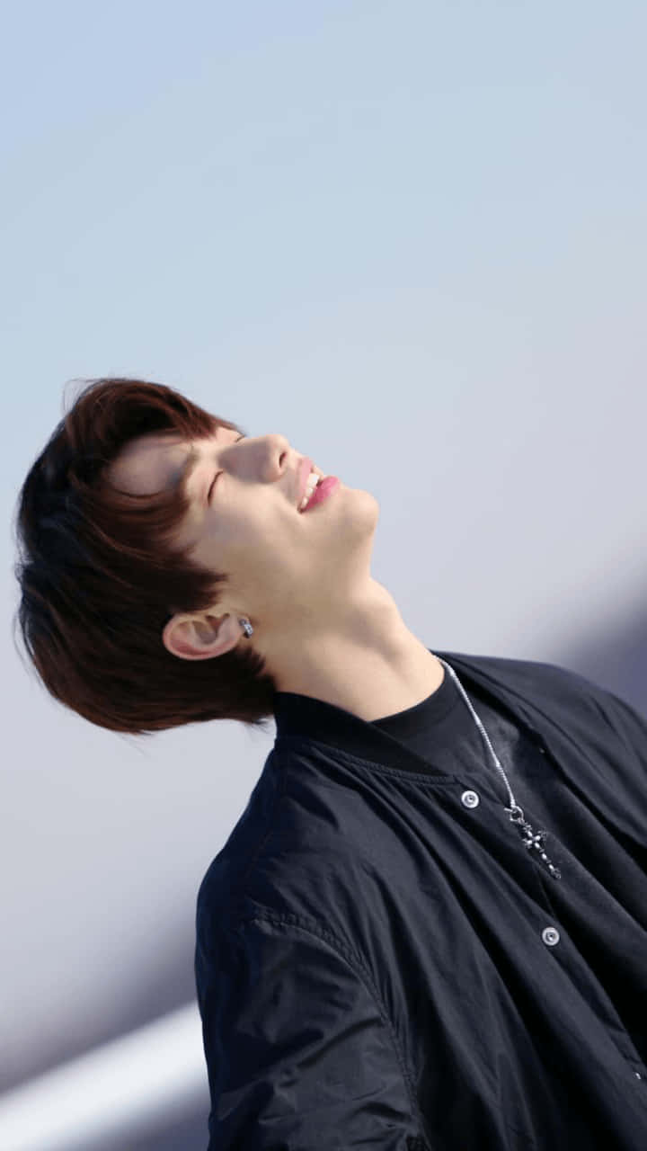 Sydkoreansk rapper Hyunjin med lukkede øjne Wallpapers