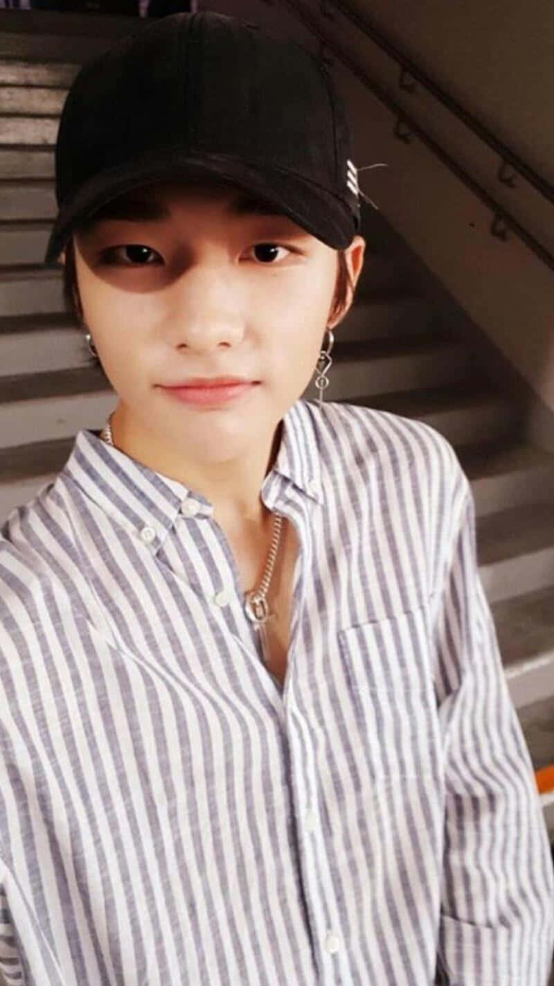 Sydkoreansk rapper Hyunjin selfie med sort kasket Wallpapers