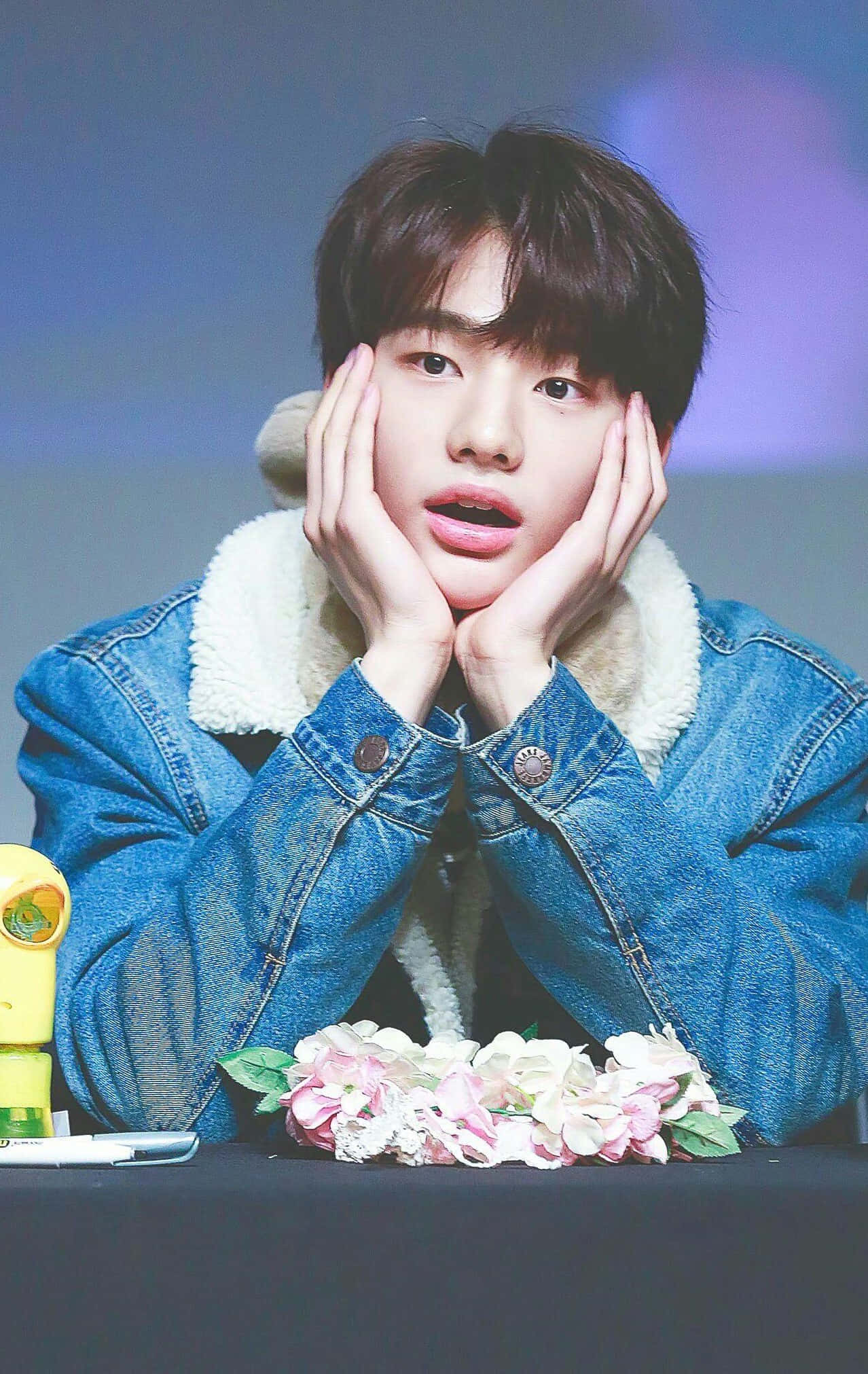 Sydkoreansk sanger Hyunjin i denimoutfit Wallpapers