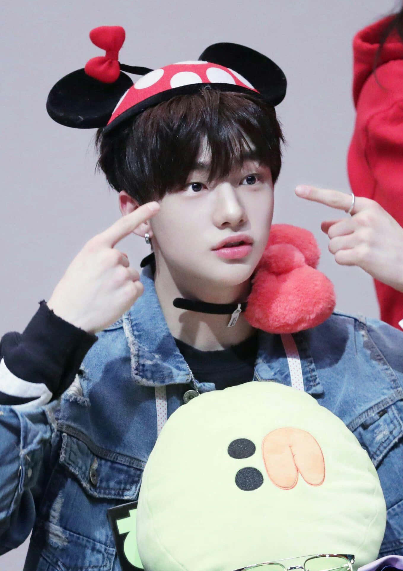 Sydkoreansk sanger Hyunjin med Minnie Mouse-hat Wallpapers