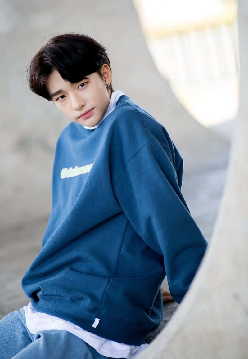 Sydkoreanske rapper Hyunjin stilfuldt fotoshoot Wallpapers