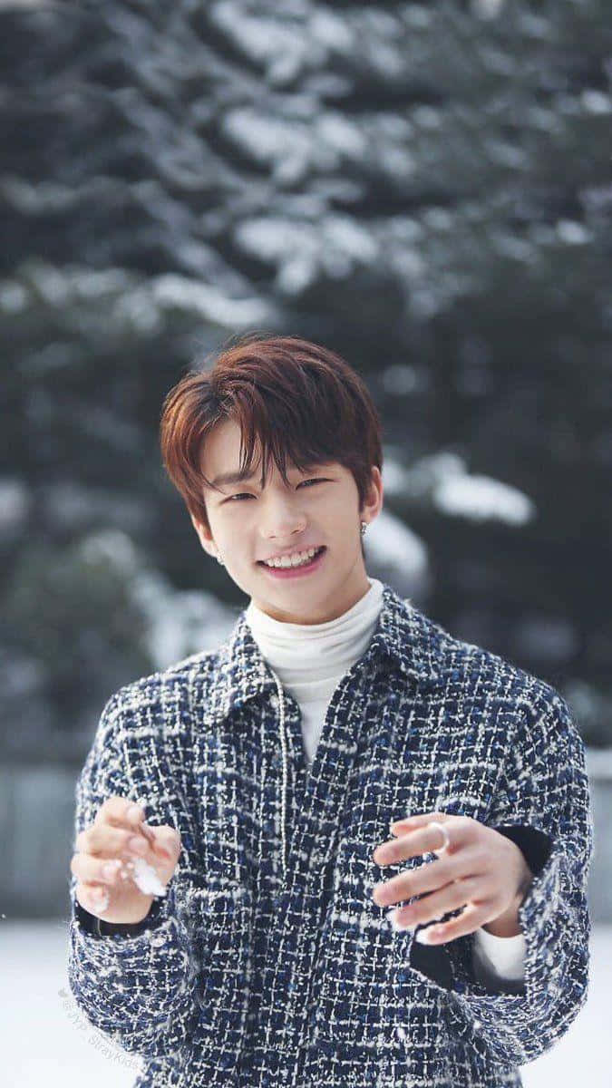 Sydkoreanske rapper Hyunjin foran sneklædte træer Wallpapers