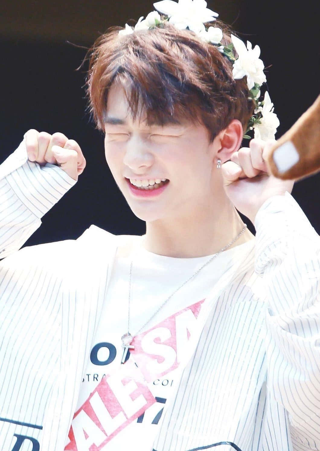 Sydkoreanske rapper Hyunjin med blomsterkrone Wallpapers