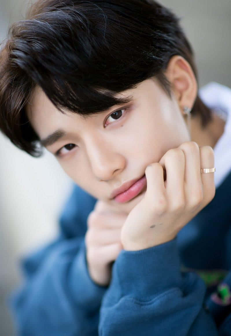 Sydkoreanske sanger Hyunjin poserer for Dispatch Wallpapers
