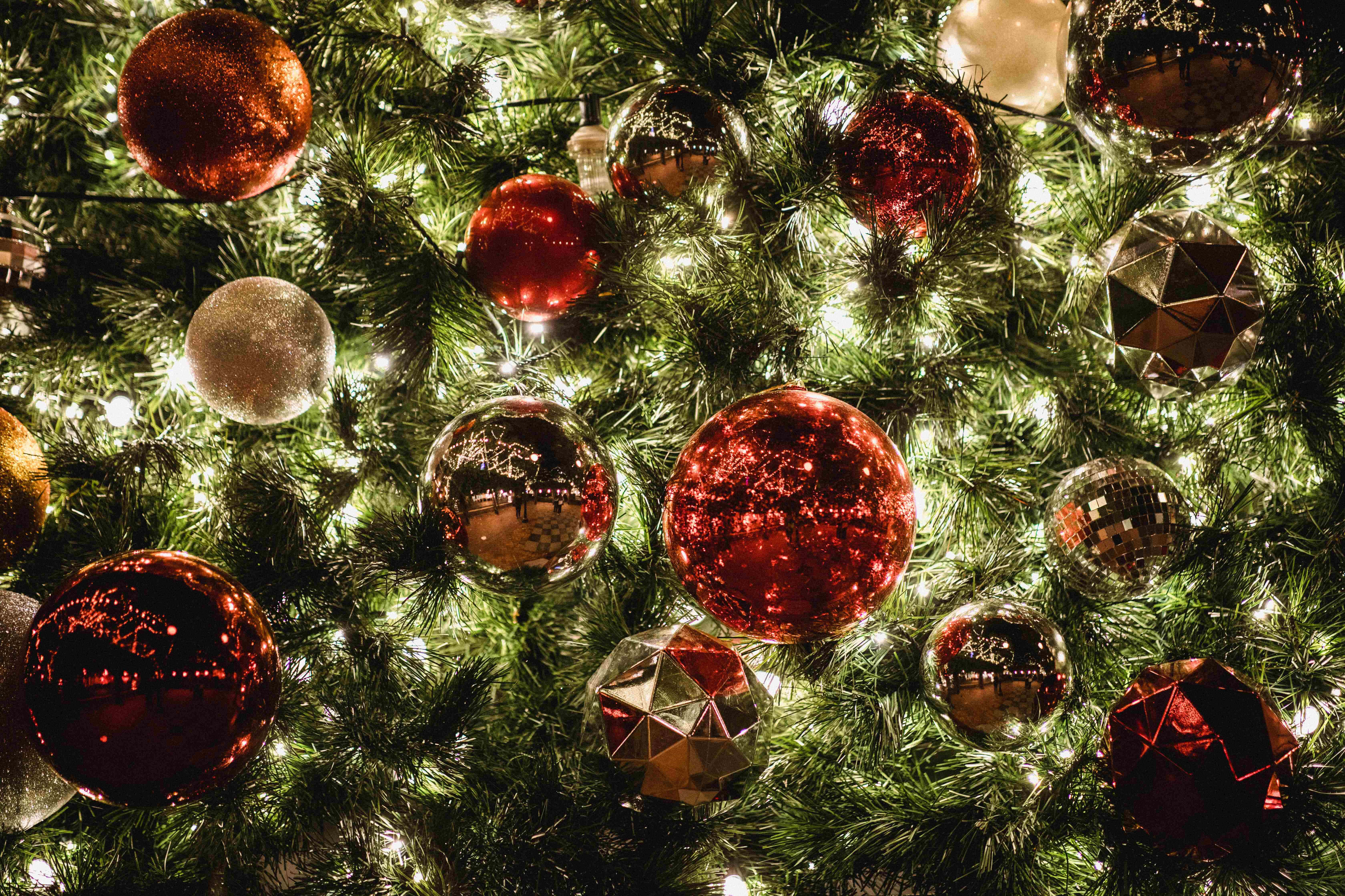 Tæt Billede af Pyntet Juletræs Scene Baggrund Wallpapers