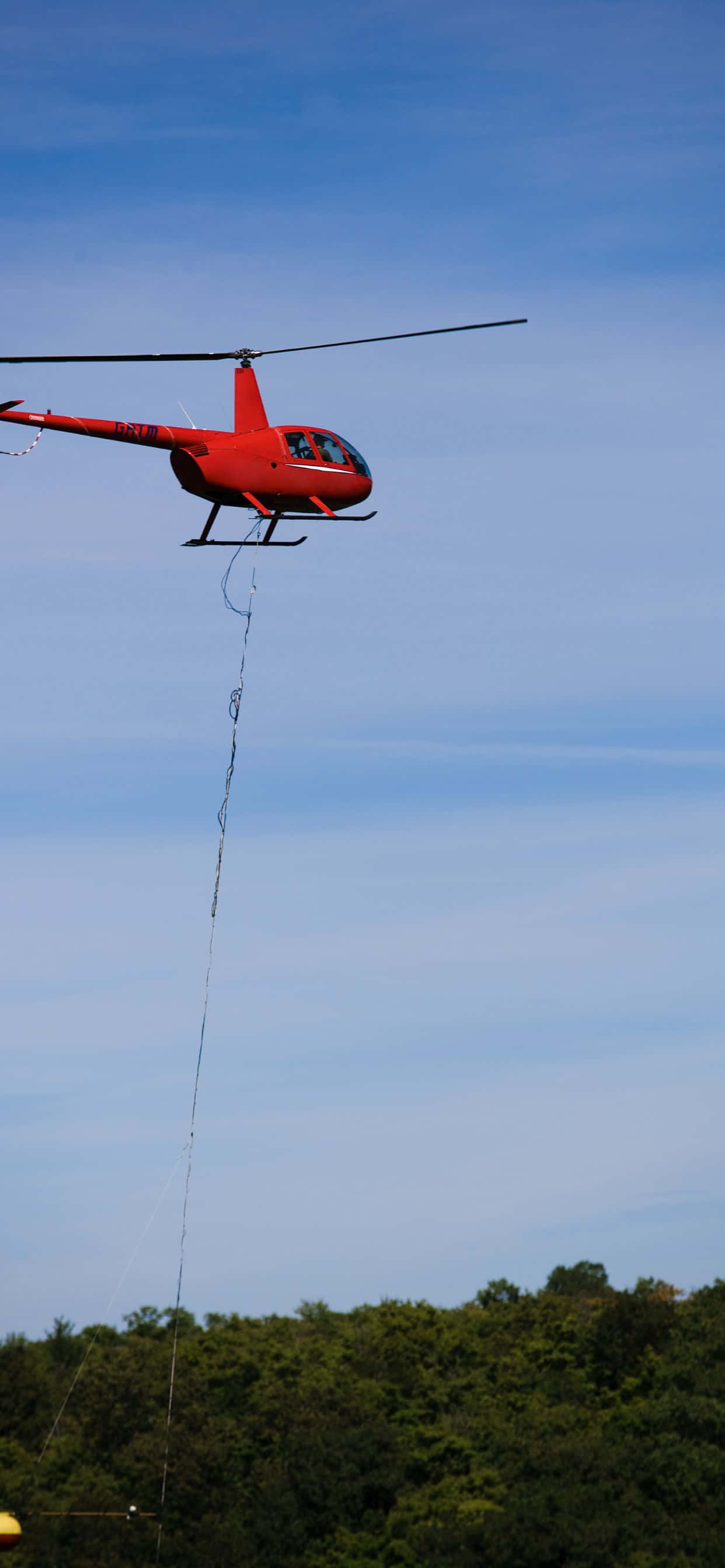 Tag din iPhone Xs Max til nye højder med en betagende luftfoto af en helikopter Wallpapers