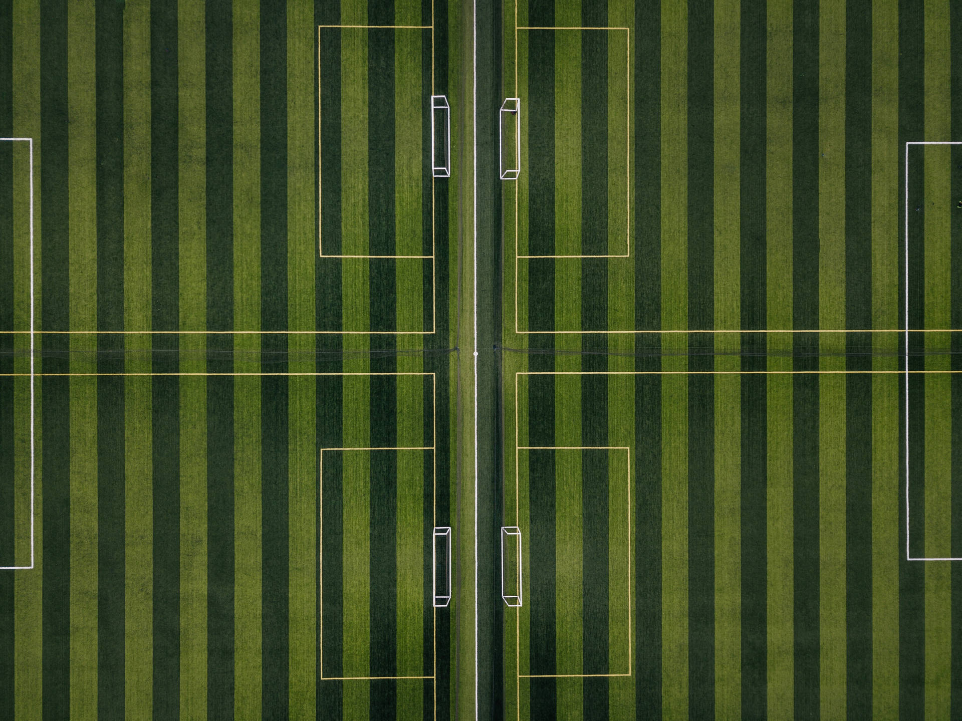 Grøn stribet fodboldbane skrivebordsbaggrund. — Fodbold Wallpapers