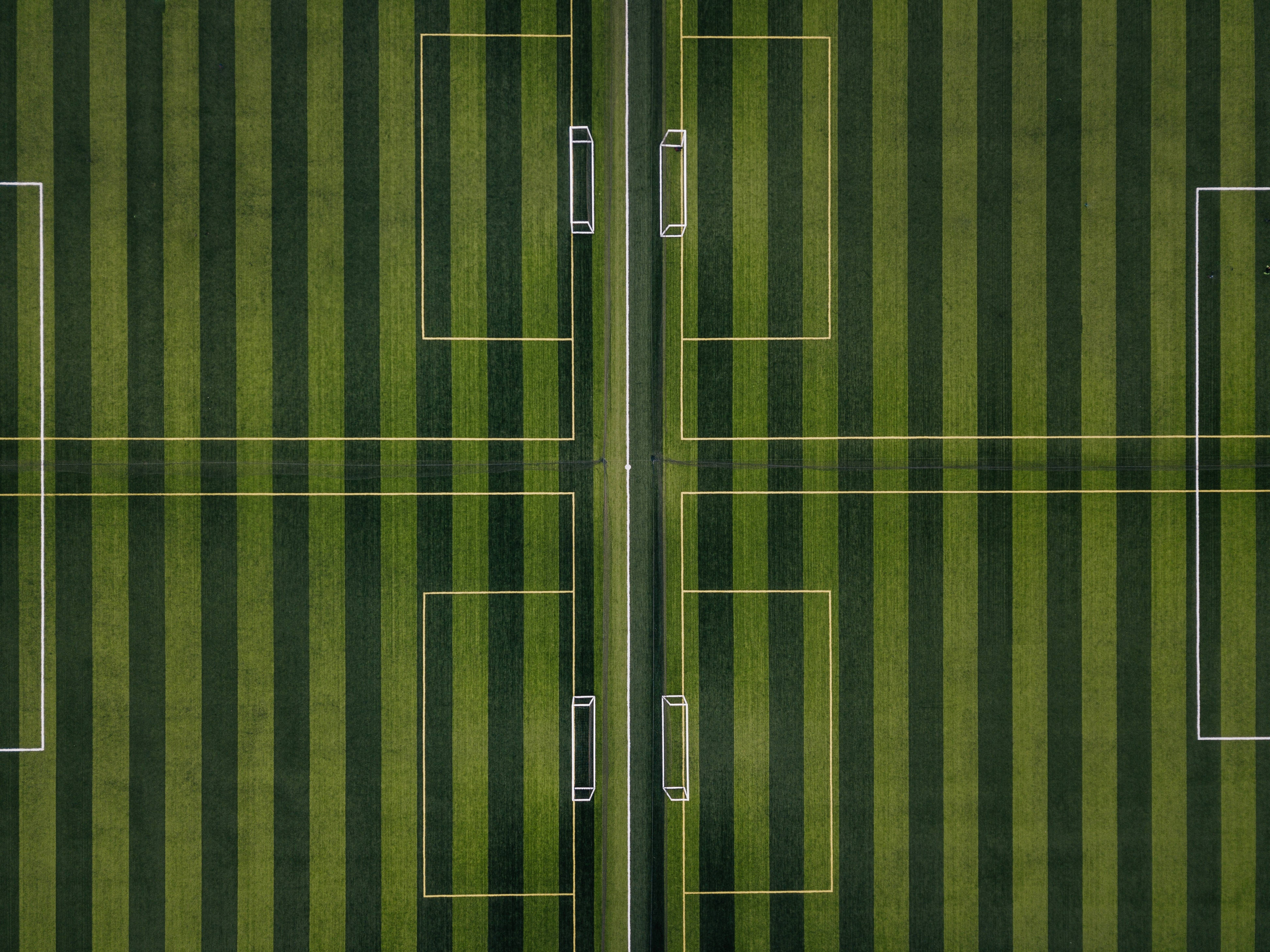 Tag kontrol over spillet på den stribede fodboldbane Wallpapers
