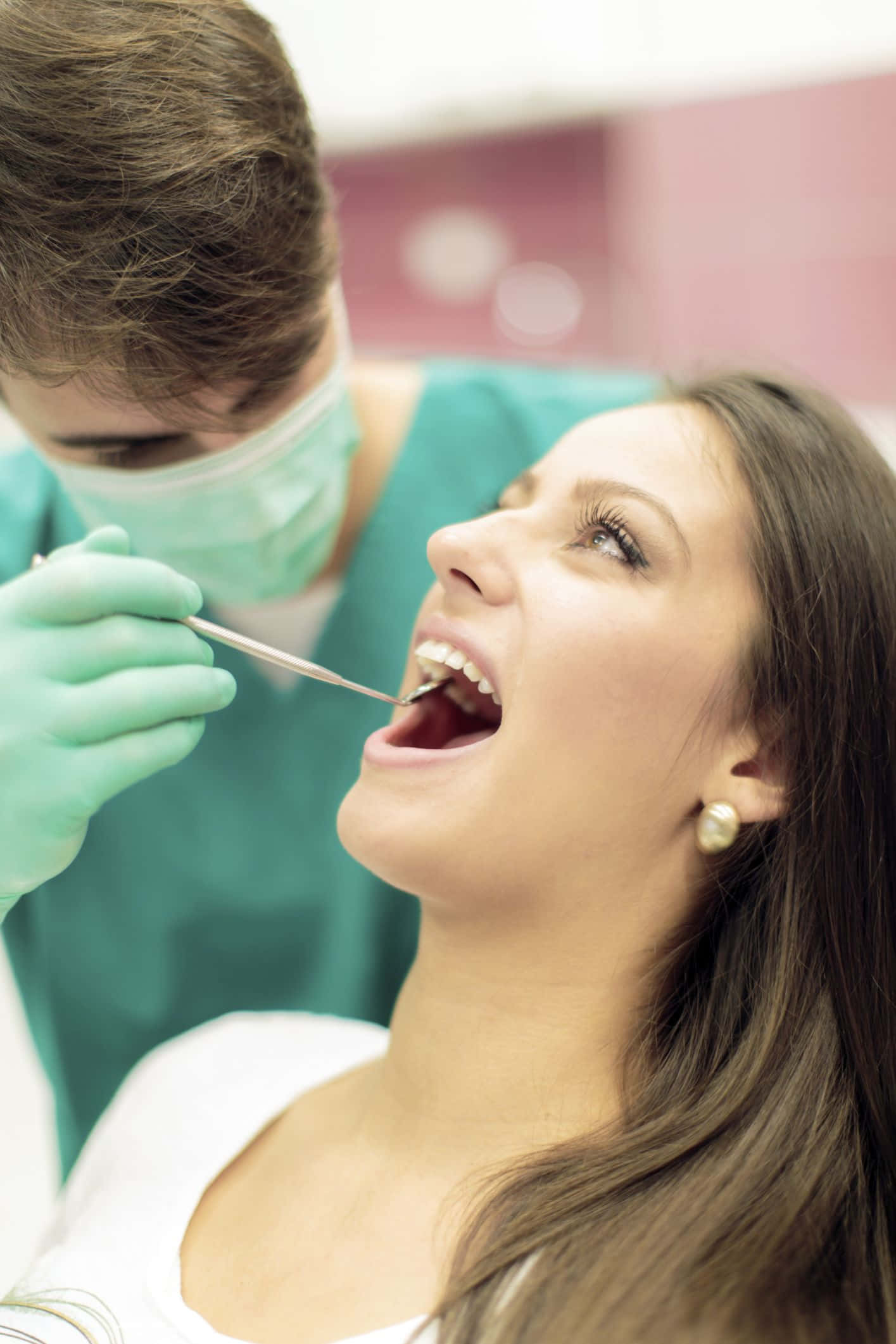 Tandlæge undersøger patient med dentalværktøj Wallpapers