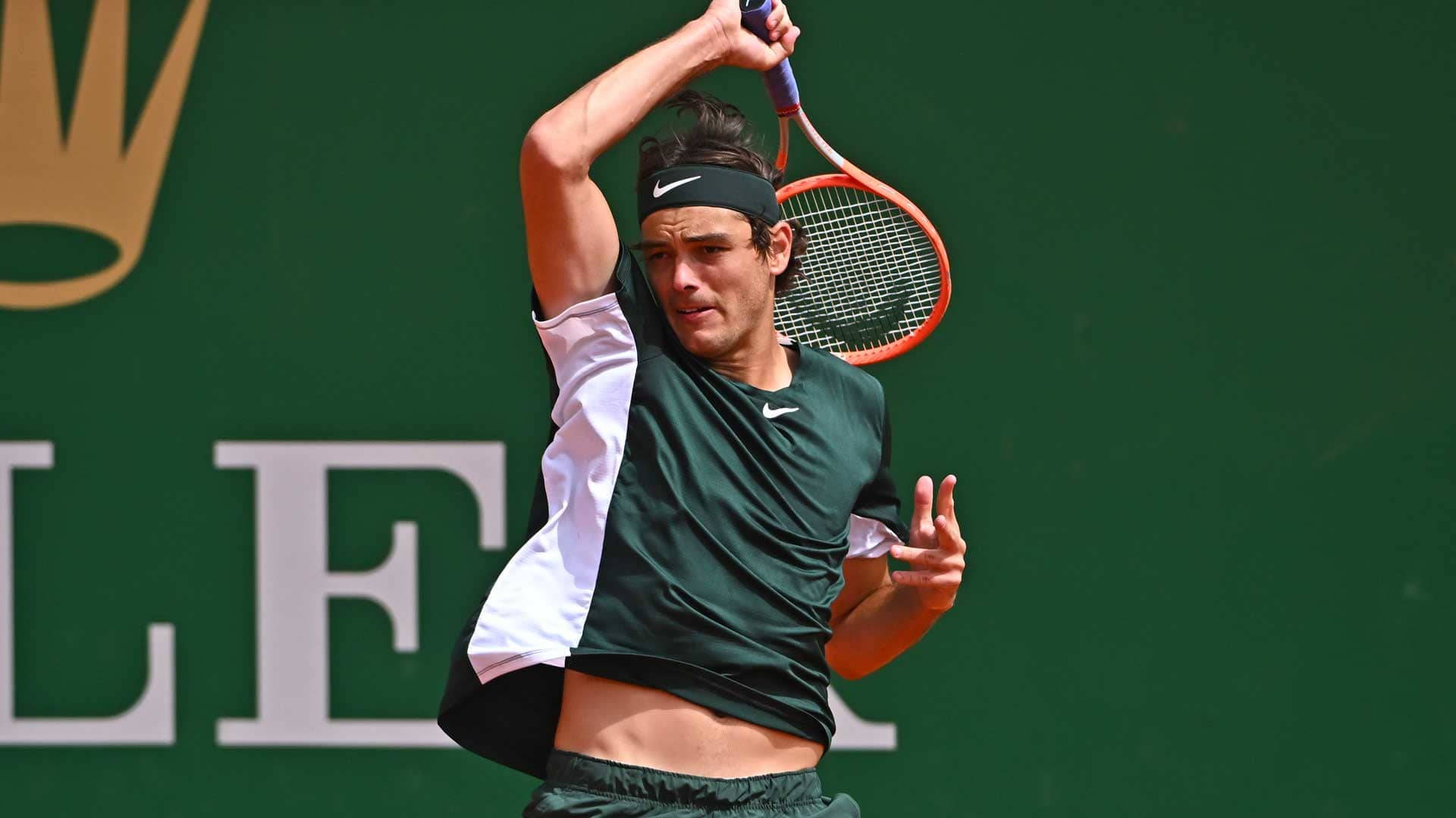 Taylor Fritz i aktion - kraftfuldt smash over hovedet Wallpapers