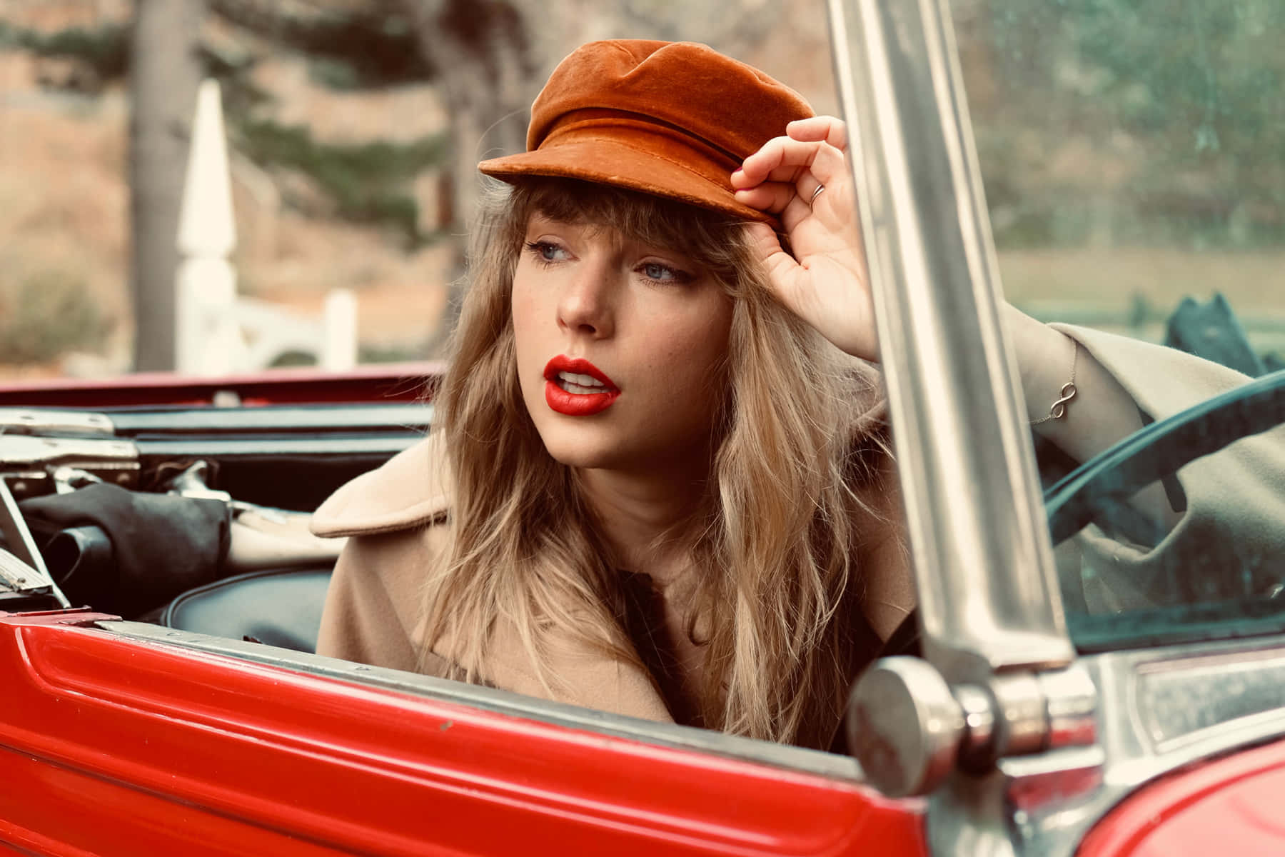 Taylor i en cabriolet fra Red Taylors Version Wallpapers