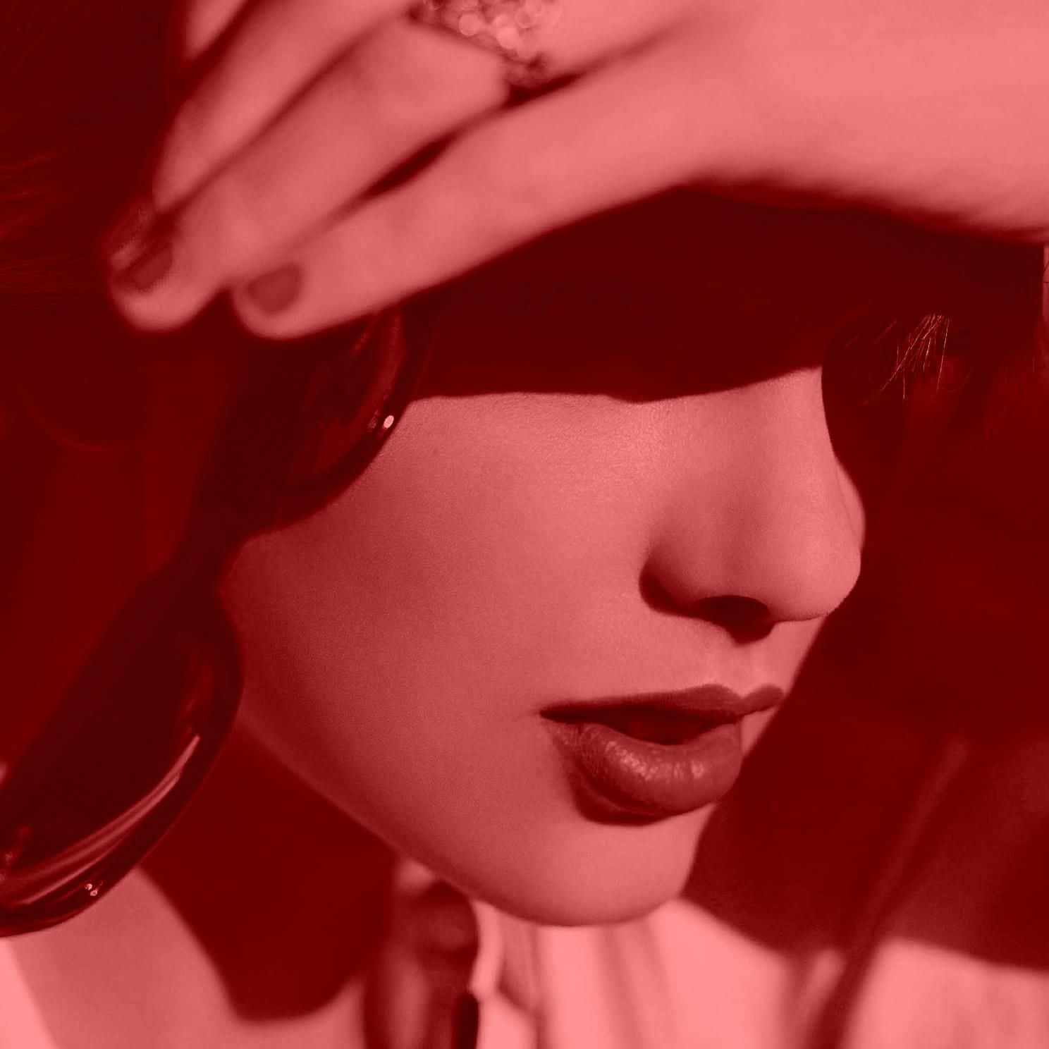Taylor Swift deler coverart til sit genindspillede album, “Red Taylor’s Version.” Wallpapers