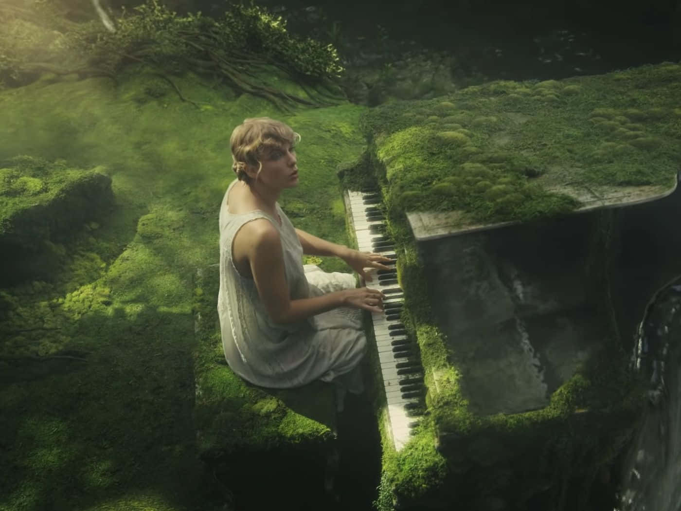 Taylor Swift Folklore spiller klaver i skoven Wallpapers
