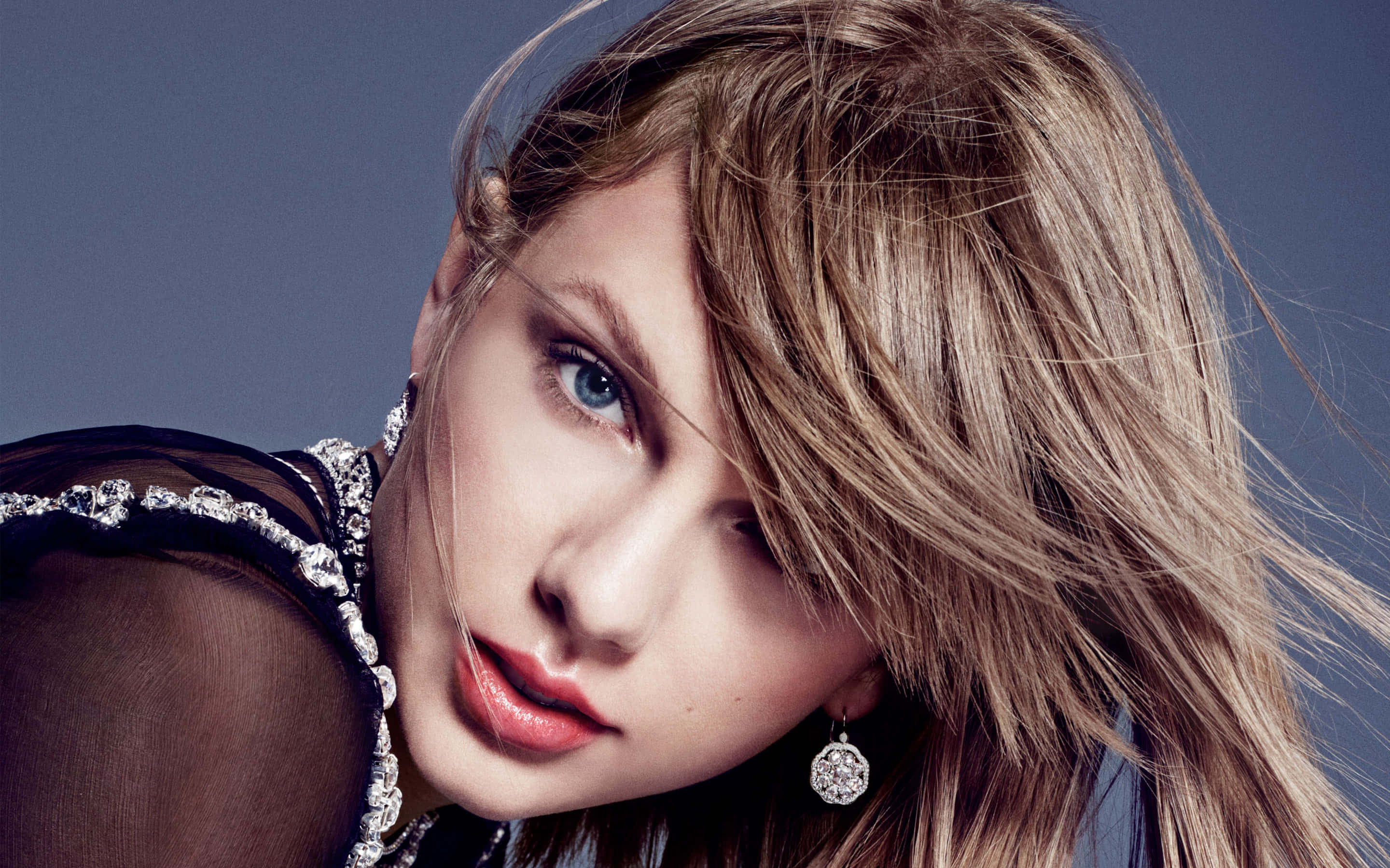 Taylor Swift går på catwalken og lever sit eget personlige modeshow Wallpapers
