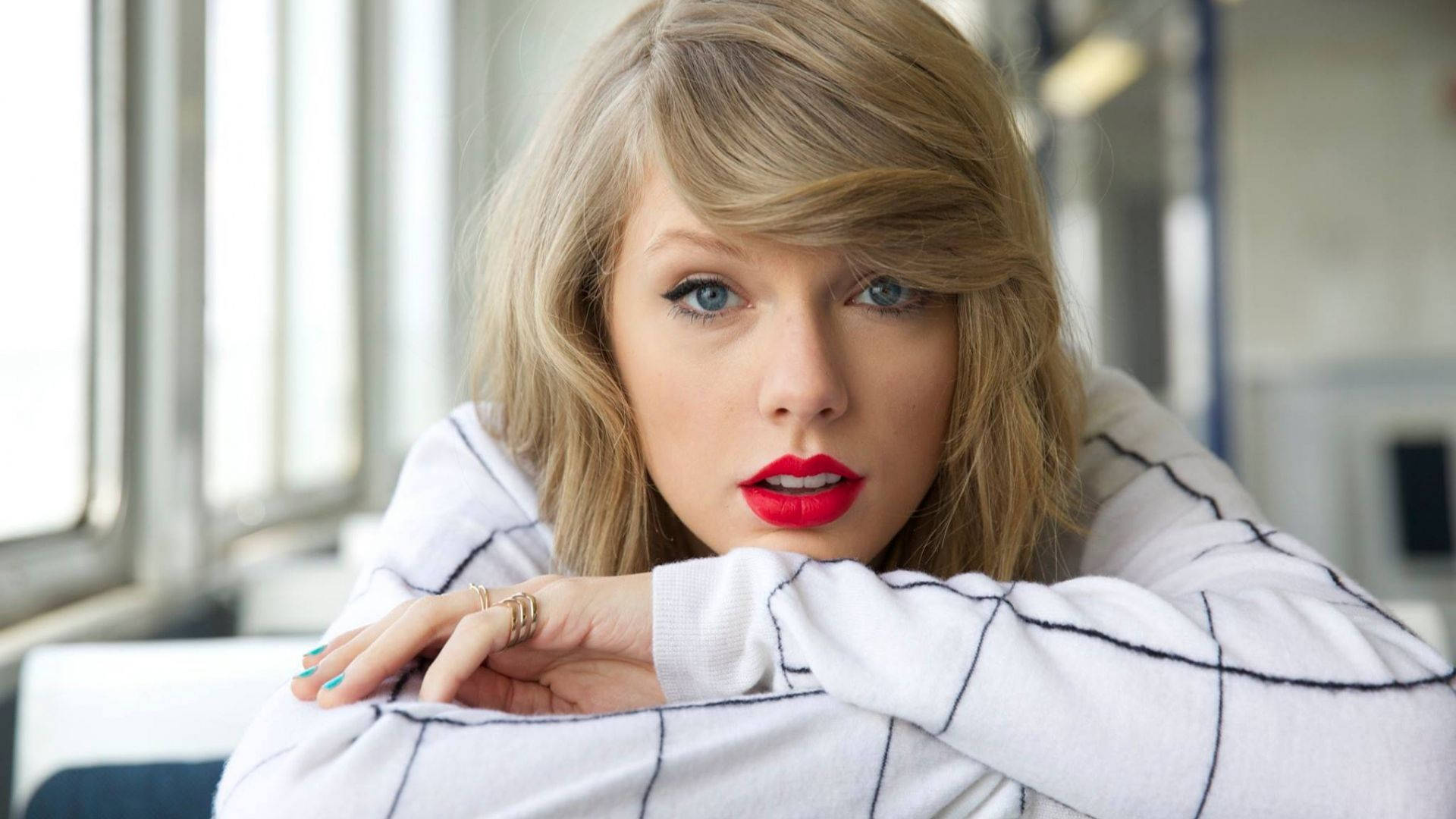 Taylor Swift hage hvilende på bord wallpaper foto. — Taylor Swift Wallpapers