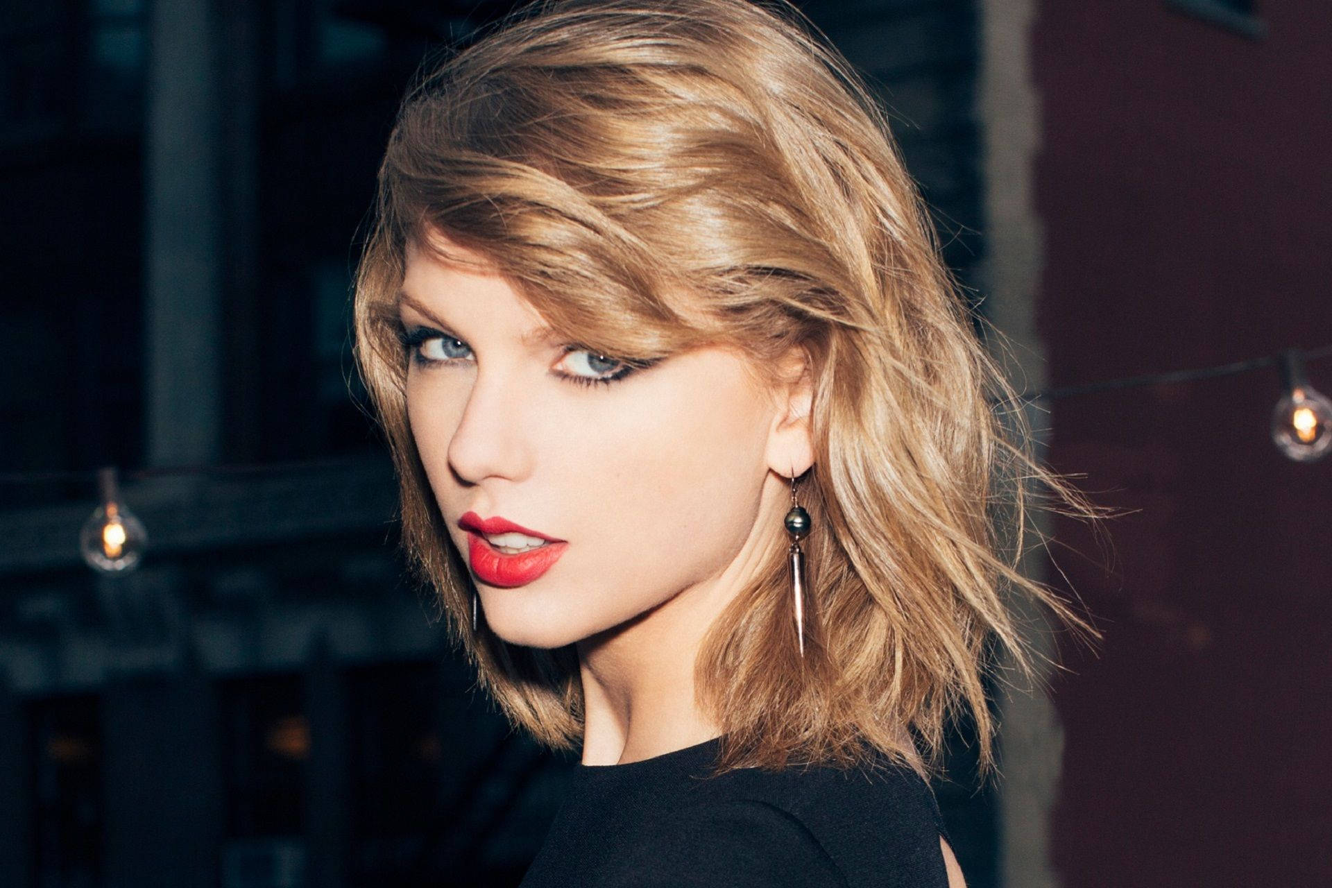 Intenst look Taylor Swift sidepositur tapetfoto. — Taylor Swift Wallpapers