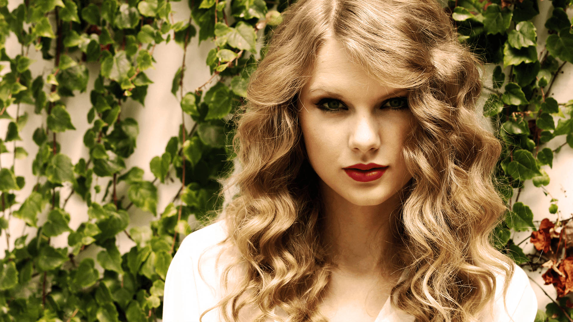 Taylor Swift naturligt smukke krøller HD wallpaper. — Taylor Swift Wallpapers