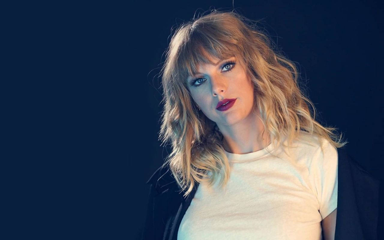 Taylor Swift smukt rodet hår tapet. — Taylor Swift Wallpapers