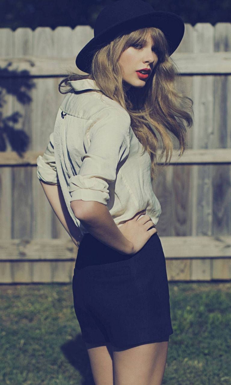 Hollywood sanger Taylor Swift i fiskerhat HD tapet. — Taylor Swift Wallpapers