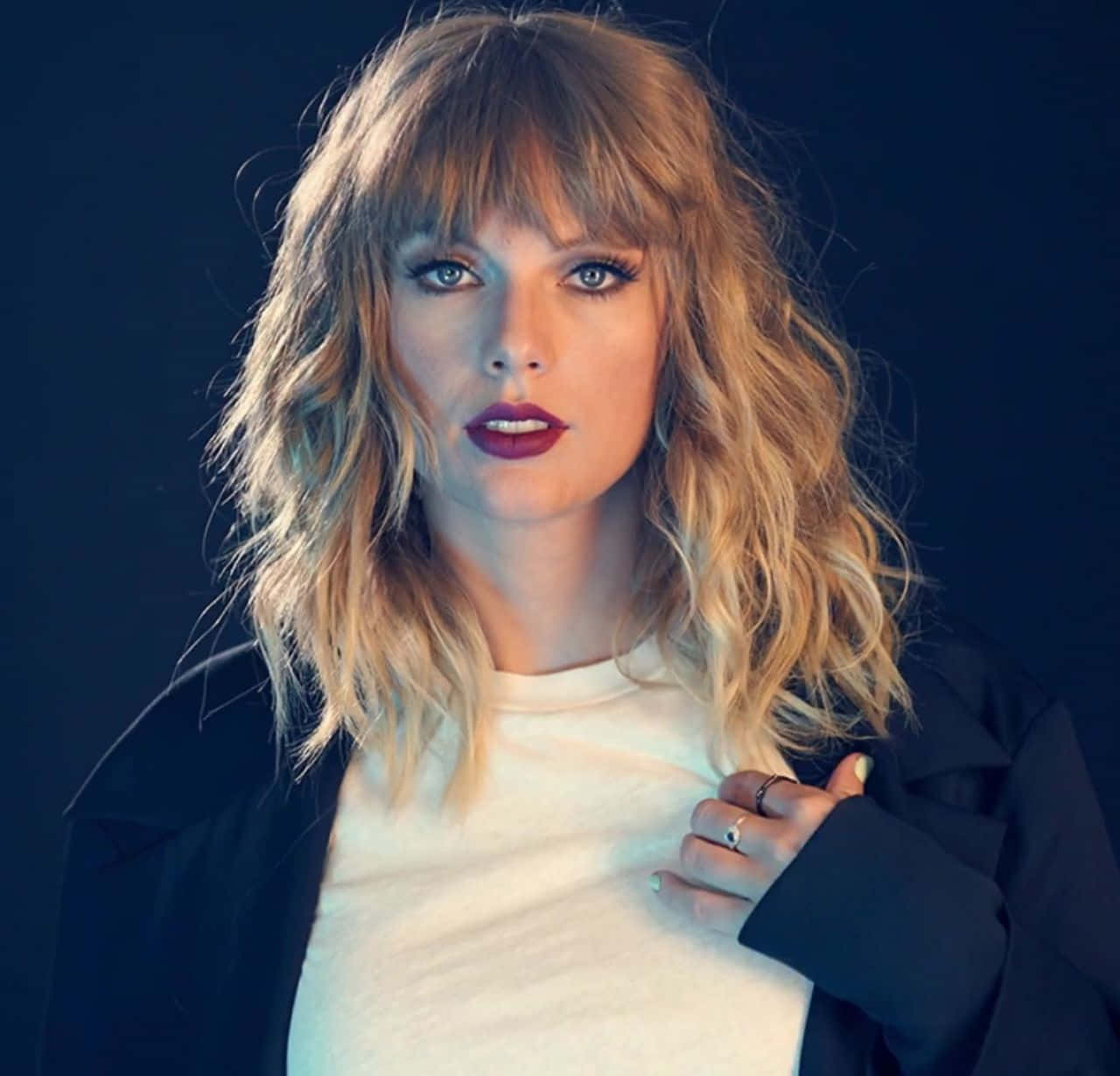 Taylor Swift ser chic ud i sin signaturstil Wallpapers