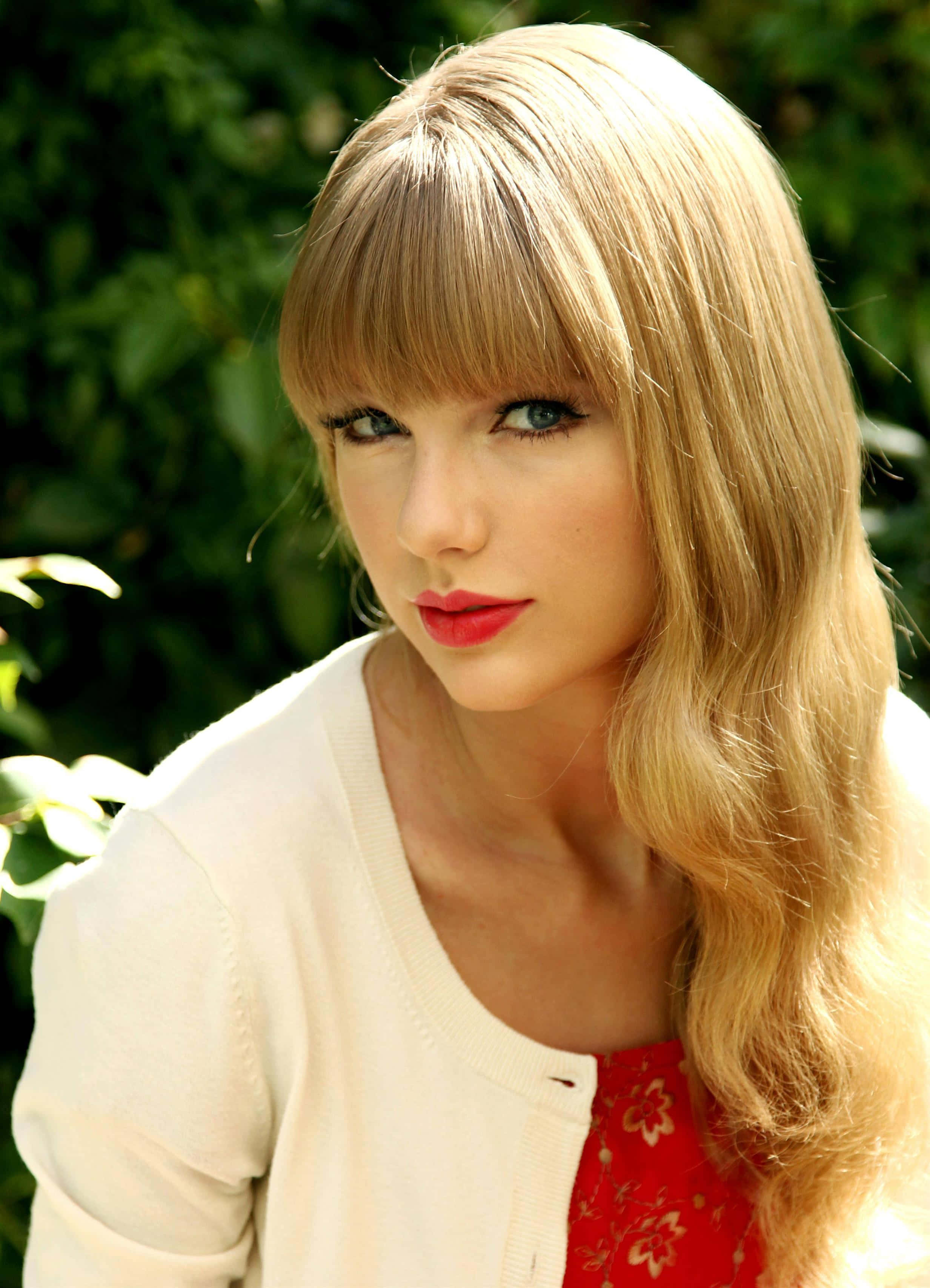 Taylor Swift ser fantastisk ud i en elegant rød kjole Wallpapers