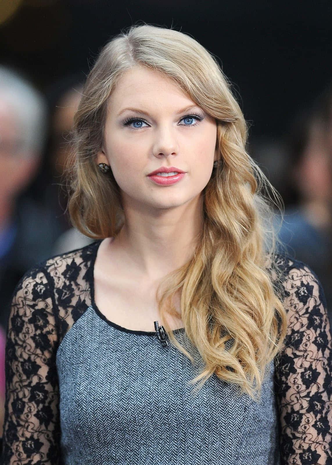 Taylor Swift smiler under promovering af sit nyeste album 'Lover' Wallpapers