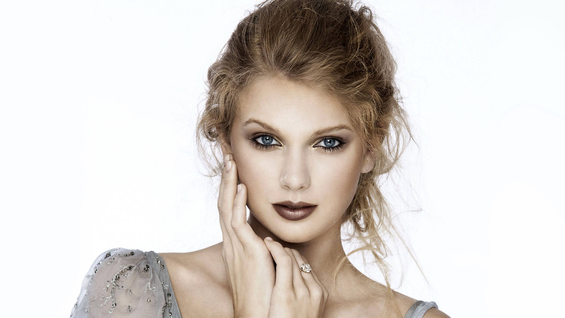 Taylor Swift nøgen makeup og rodet hårknold tapet foto. — Taylor Swift Wallpapers