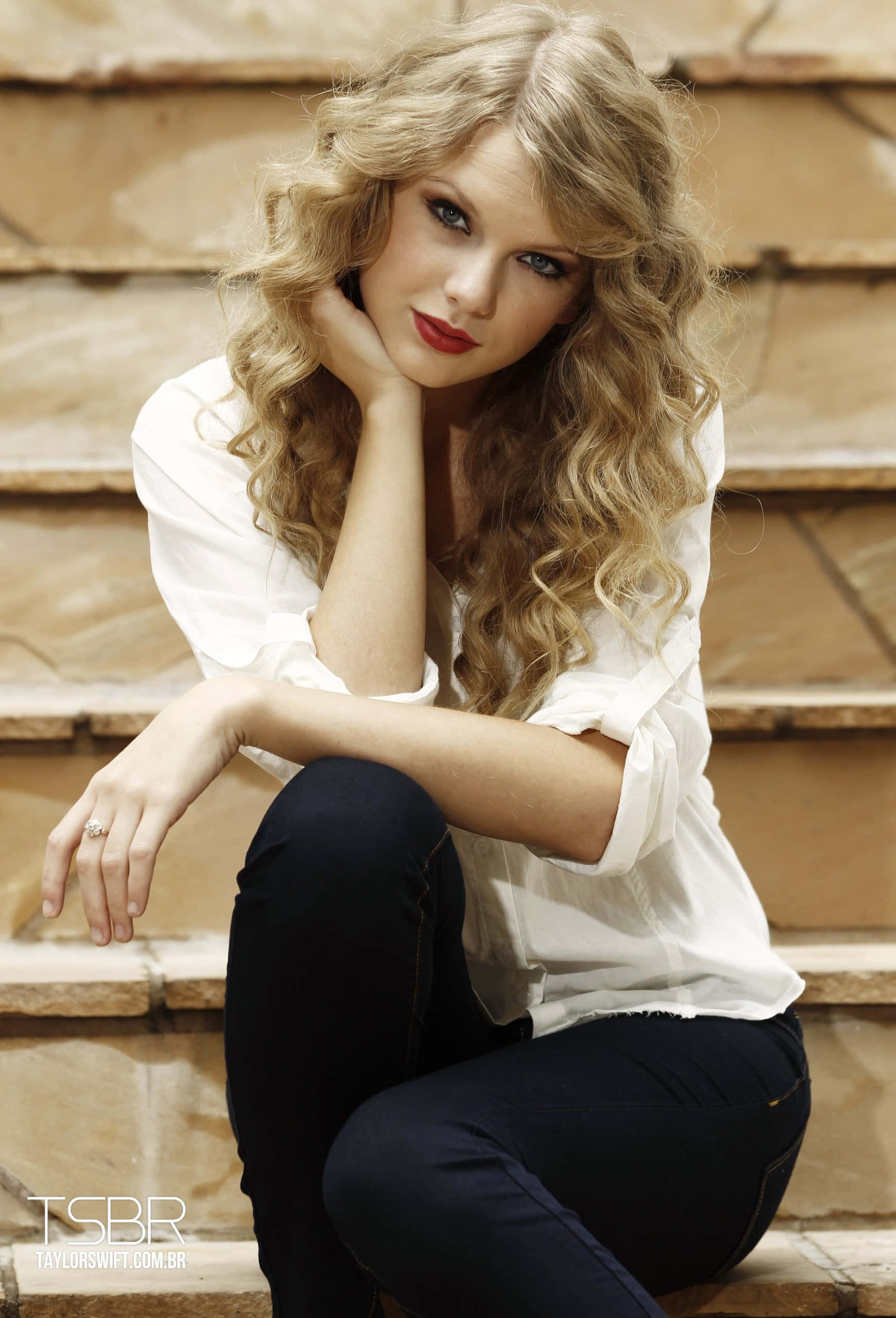 Taylor Swift synger i en neon orange kjole Wallpapers