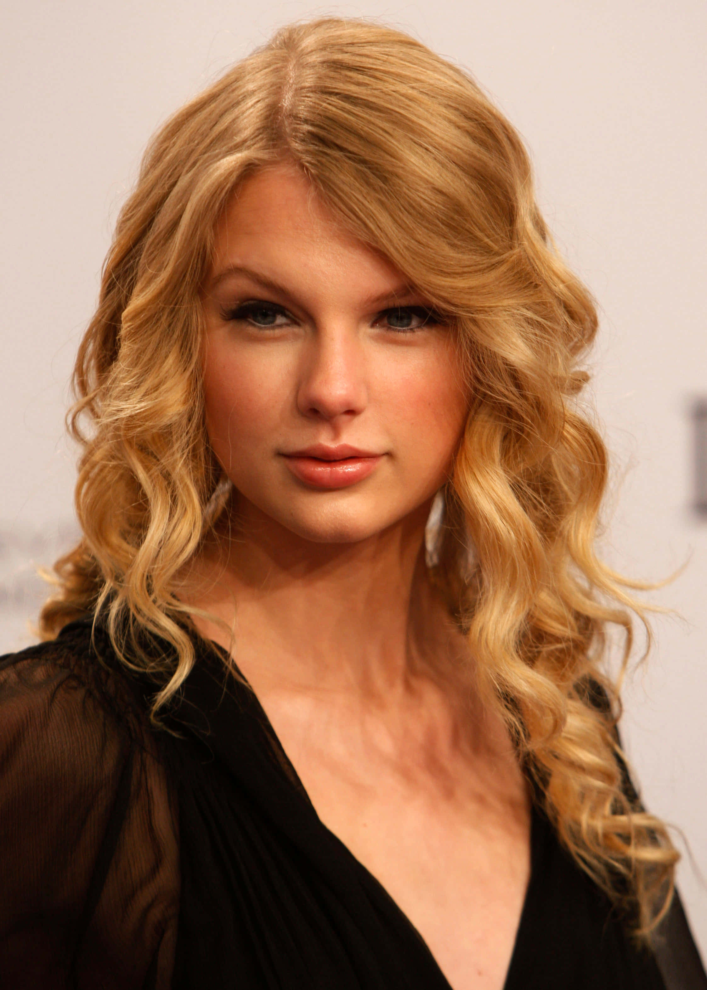 Taylor Swift synger på scenen under en koncert Wallpapers