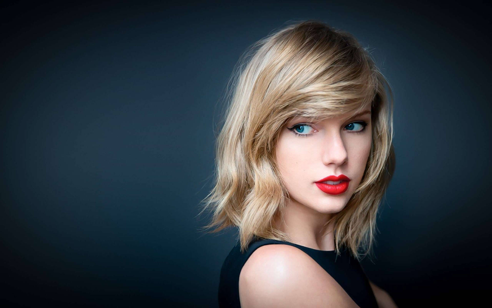 Taylor Swift ser fantastisk ud med blond hår og blågrønne øjne wallpaper. — Taylor Swift Wallpapers